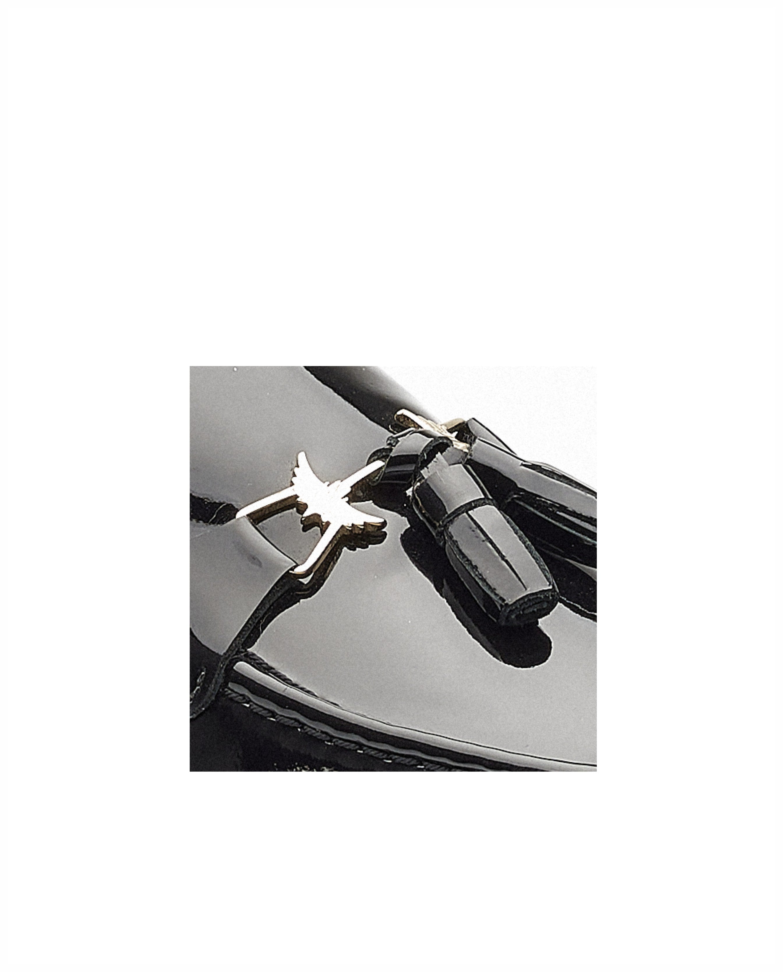 Mocassin em Verniz, forro em pele, berloques no travessão e detalhes dourados Miguel Vieira Preto-3