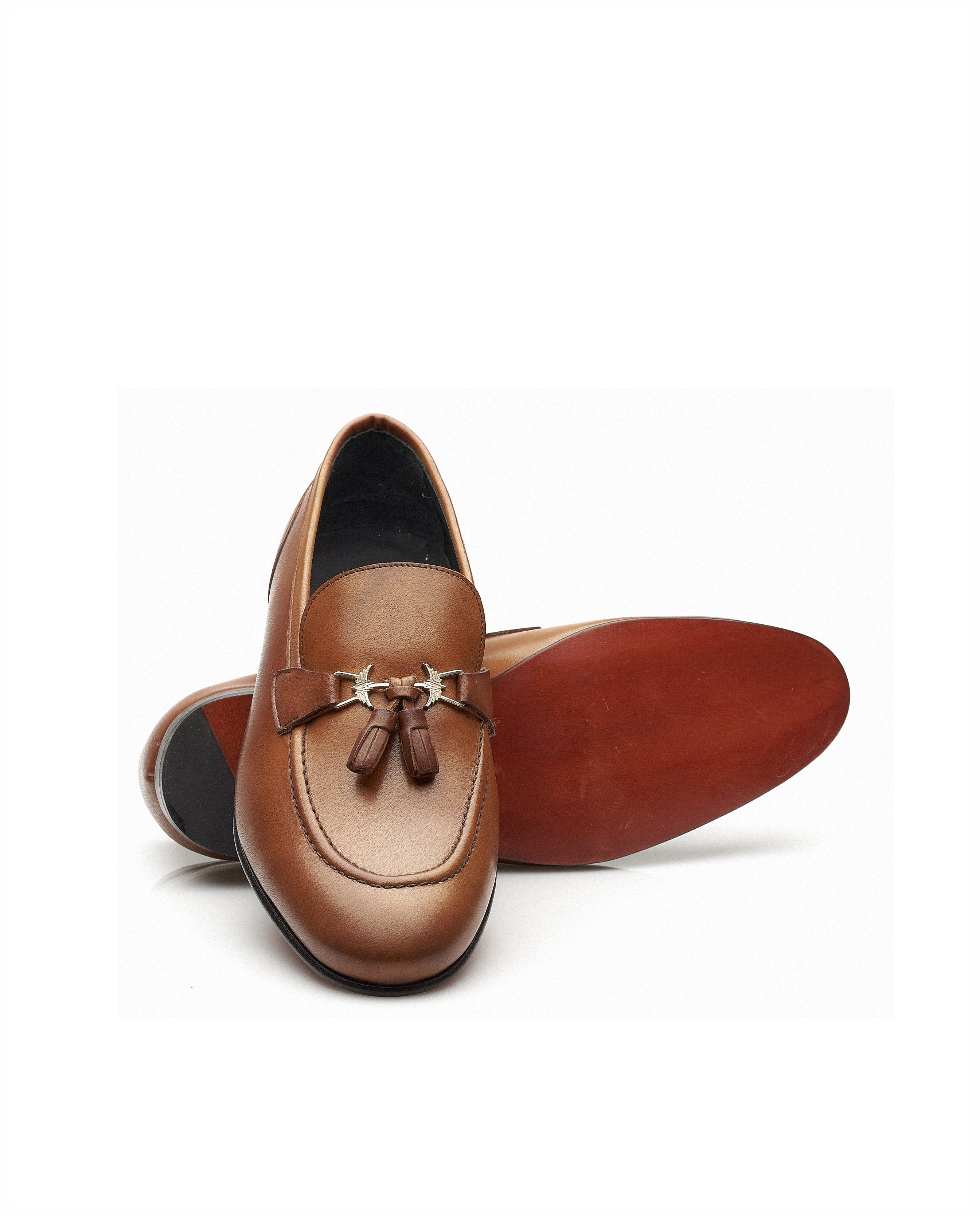 Mocassin em pele, forro em pele, com berloques no travessão e detalhes dourados Miguel Vieira Castanho-2