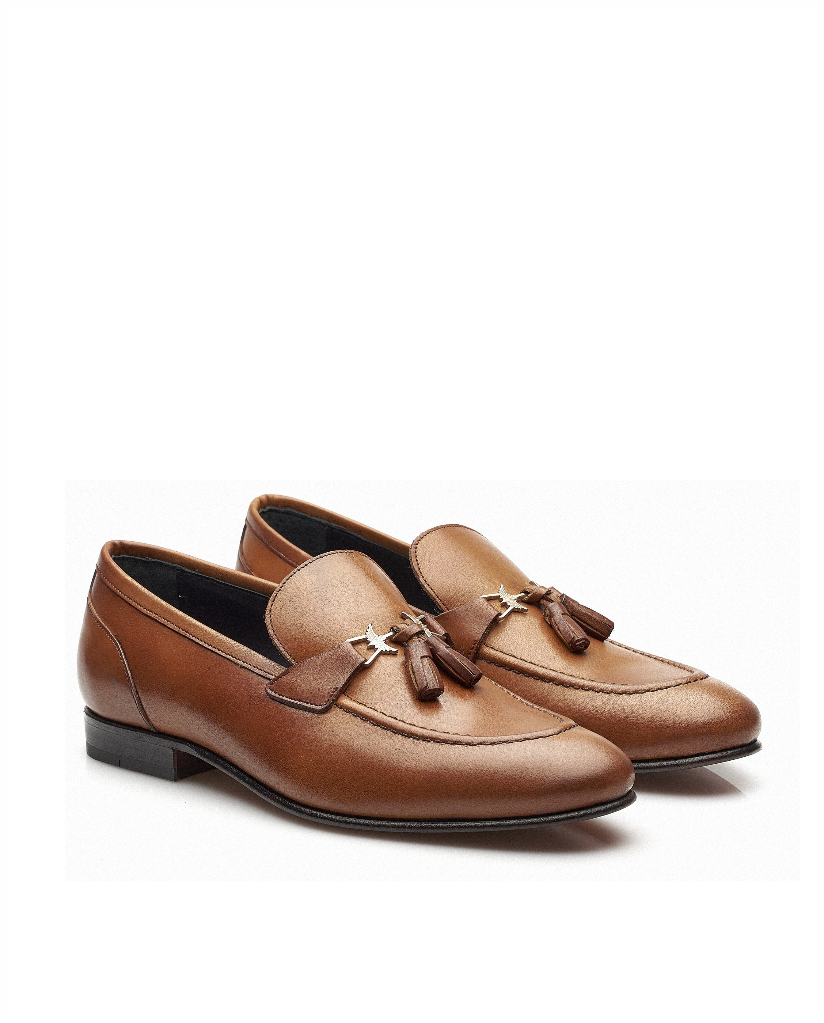 Mocassin em pele, forro em pele, com berloques no travessão e detalhes dourados Miguel Vieira Castanho-3