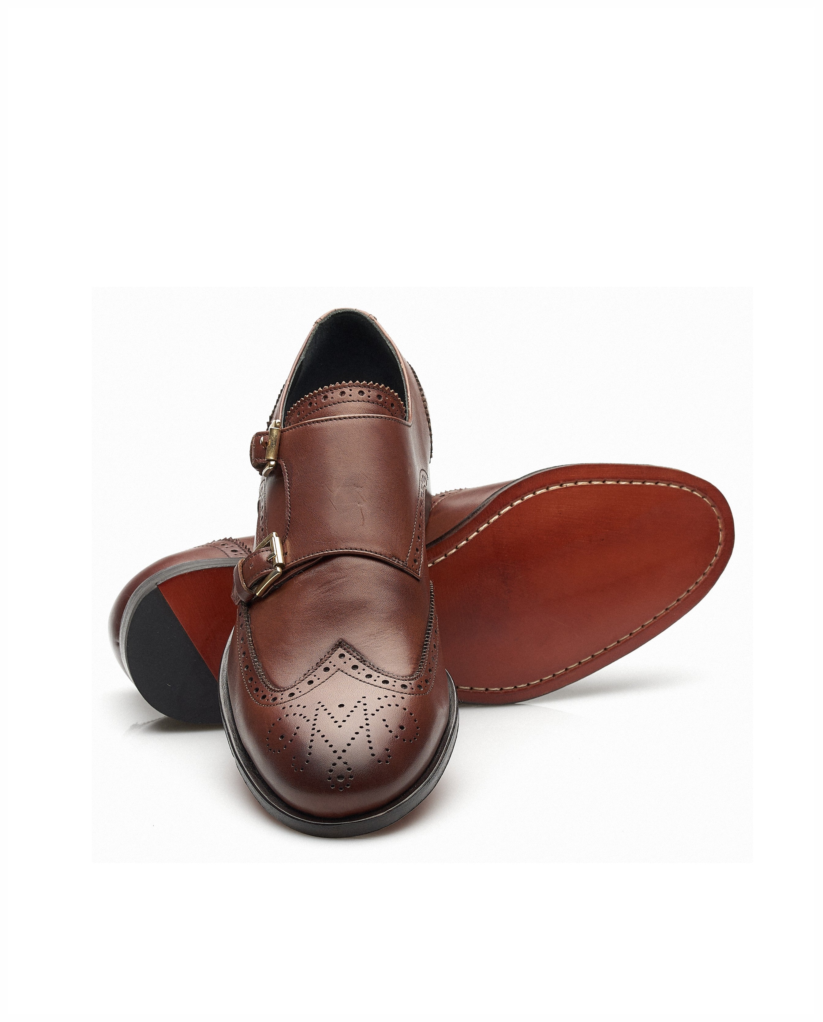 Monk em pele, com fivelas douradas, forro em pele e detalhes brogue Miguel Vieira Castanho-2