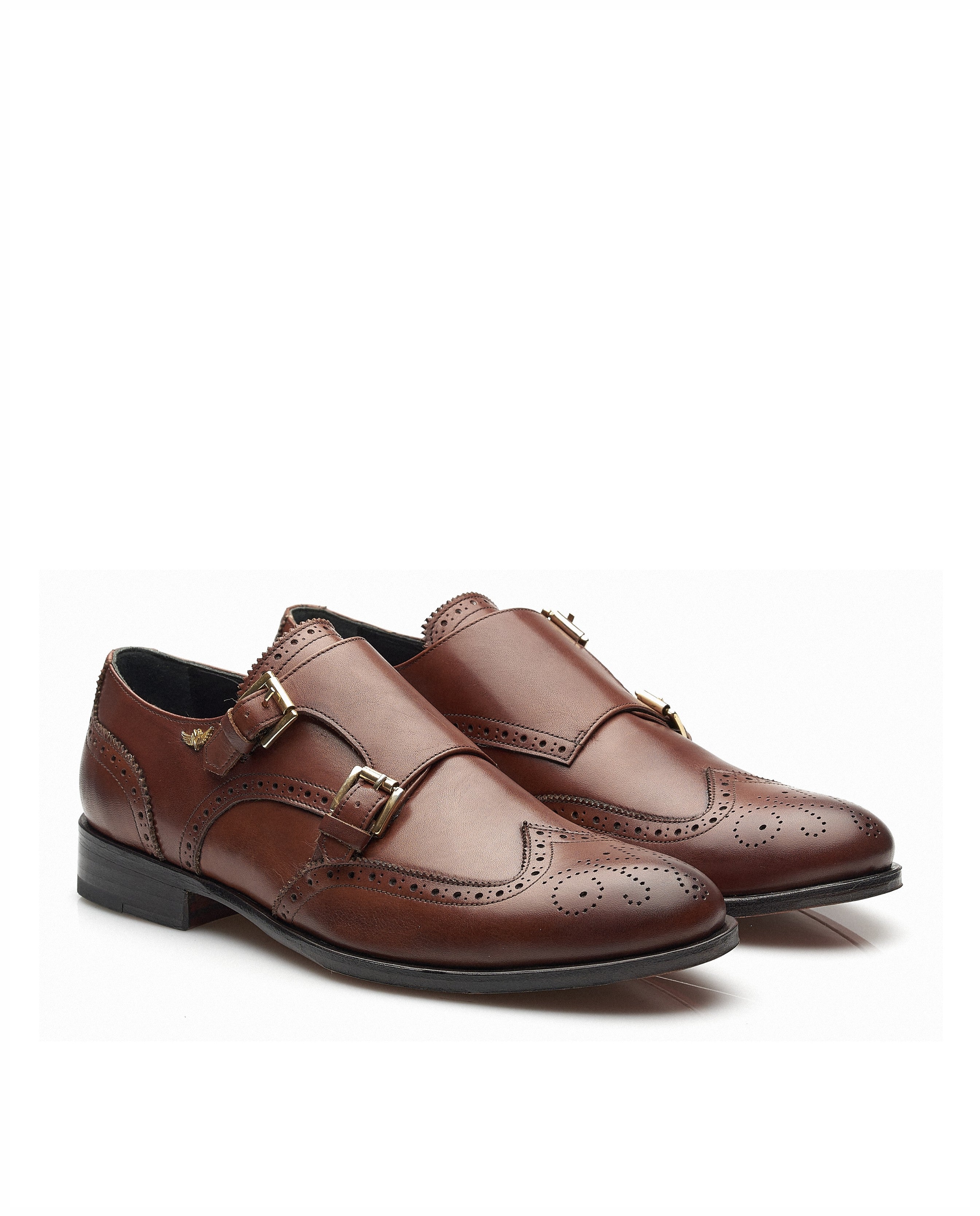 Monk em pele, com fivelas douradas, forro em pele e detalhes brogue Miguel Vieira Castanho-3