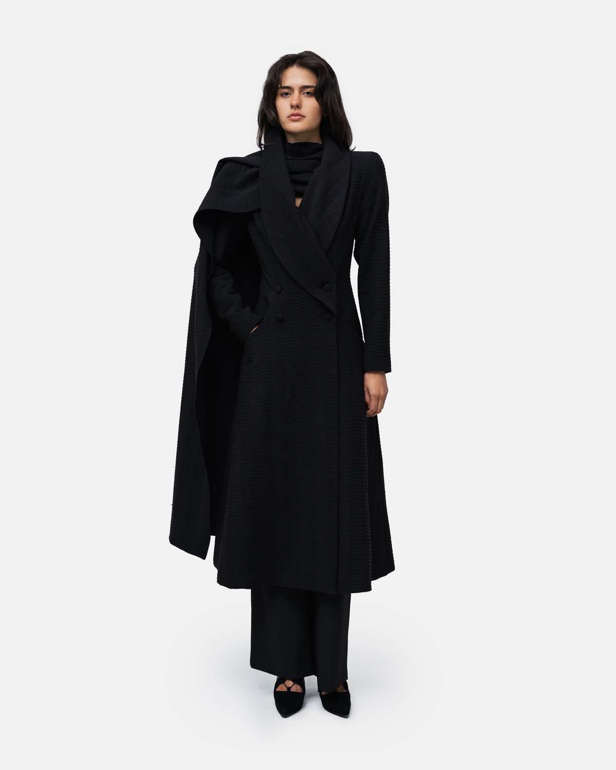 Imagem 0 de Sobretudo cruzado com gola larga e echarpe comprida saída da gola