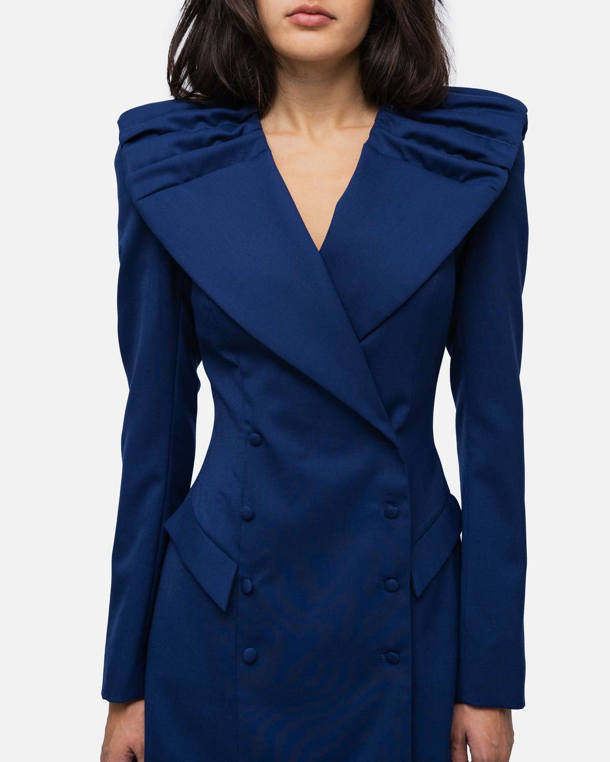Vestido tipo Robemanteau em lã cruzado gola drapeada formato capa nas costas Azul-4