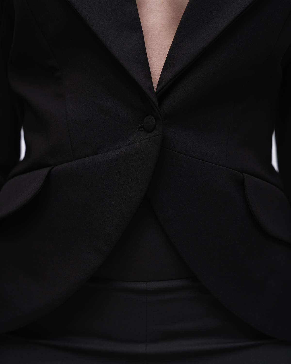 Blazer cintado com ombros altos e gola gráfica em forma de Flor Preto-2