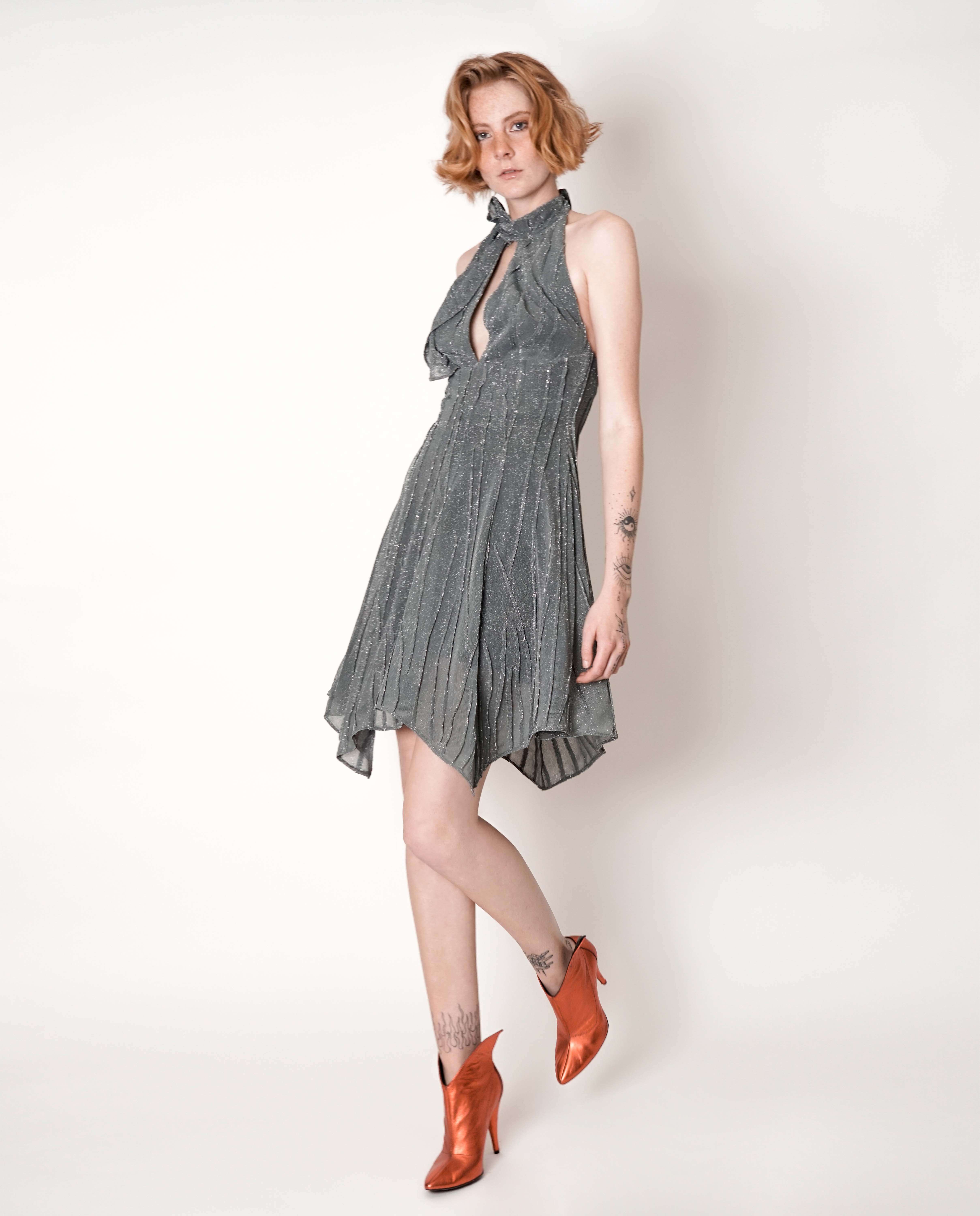 Vestido curto gola subida gráfica assimétrica decote central com folhos - Prateado Prateado-2