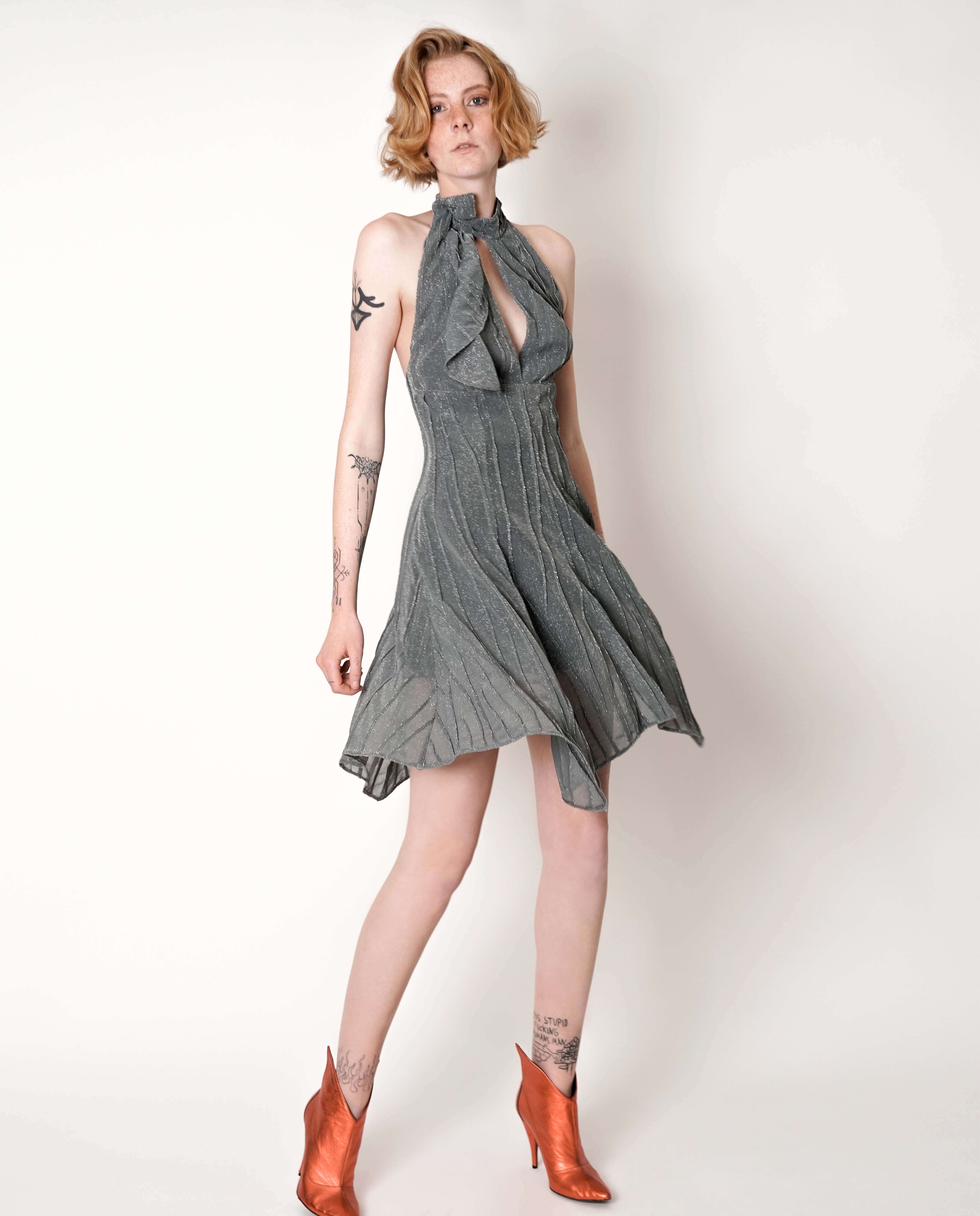 Vestido curto gola subida gráfica assimétrica decote central com folhos - Prateado Prateado-3