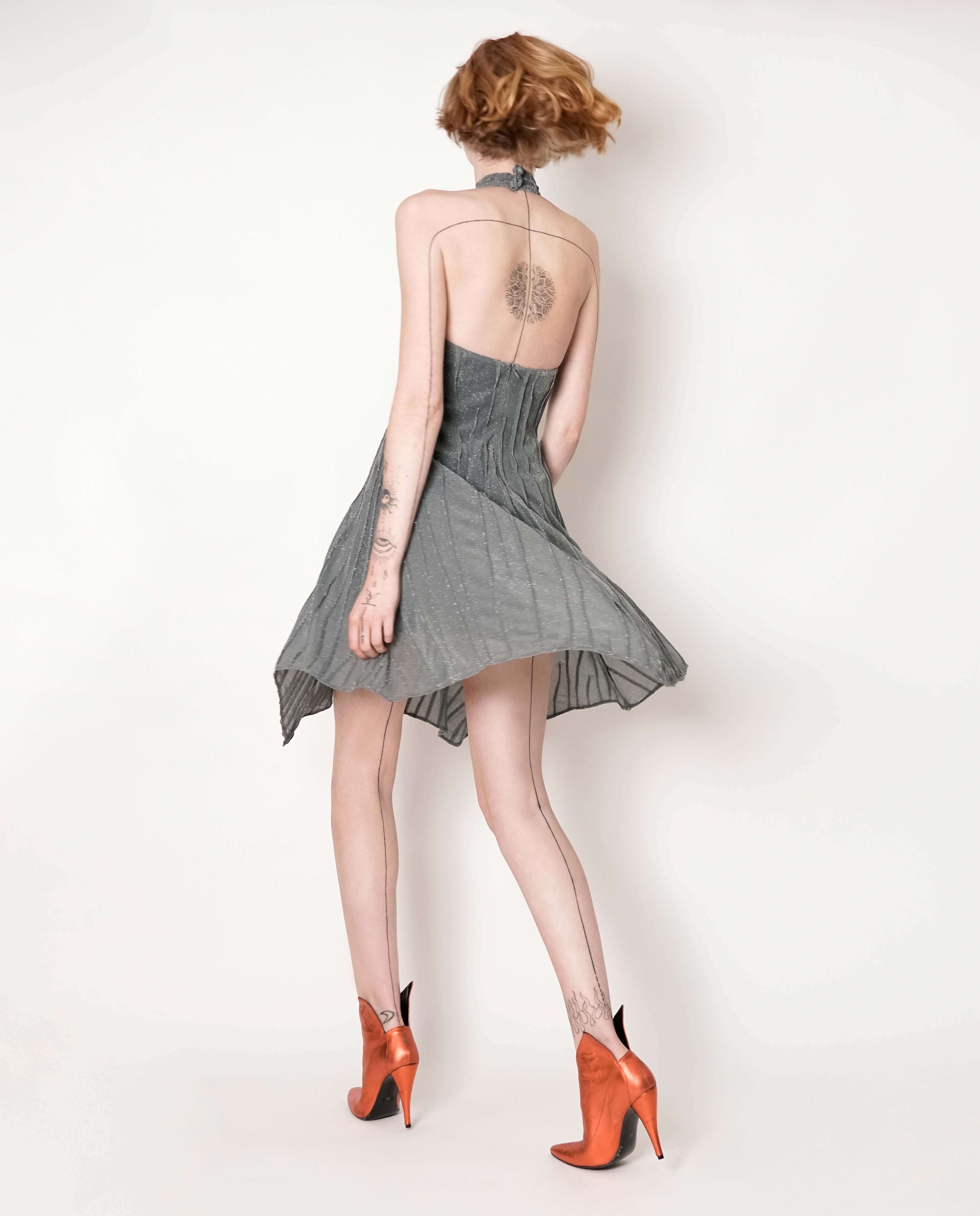 Vestido curto gola subida gráfica assimétrica decote central com folhos - Prateado Prateado-4