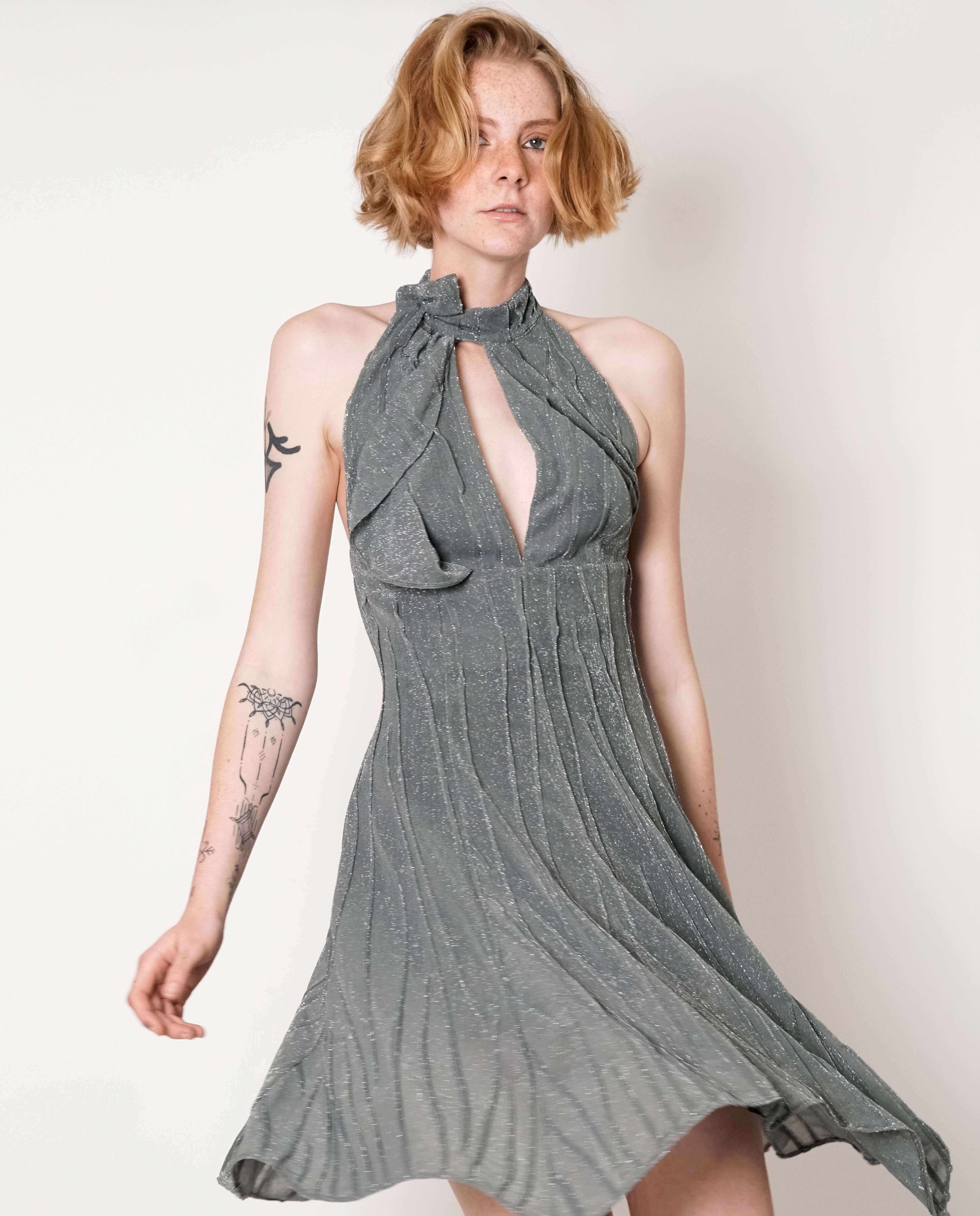Vestido curto gola subida gráfica assimétrica decote central com folhos - Prateado Prateado-5