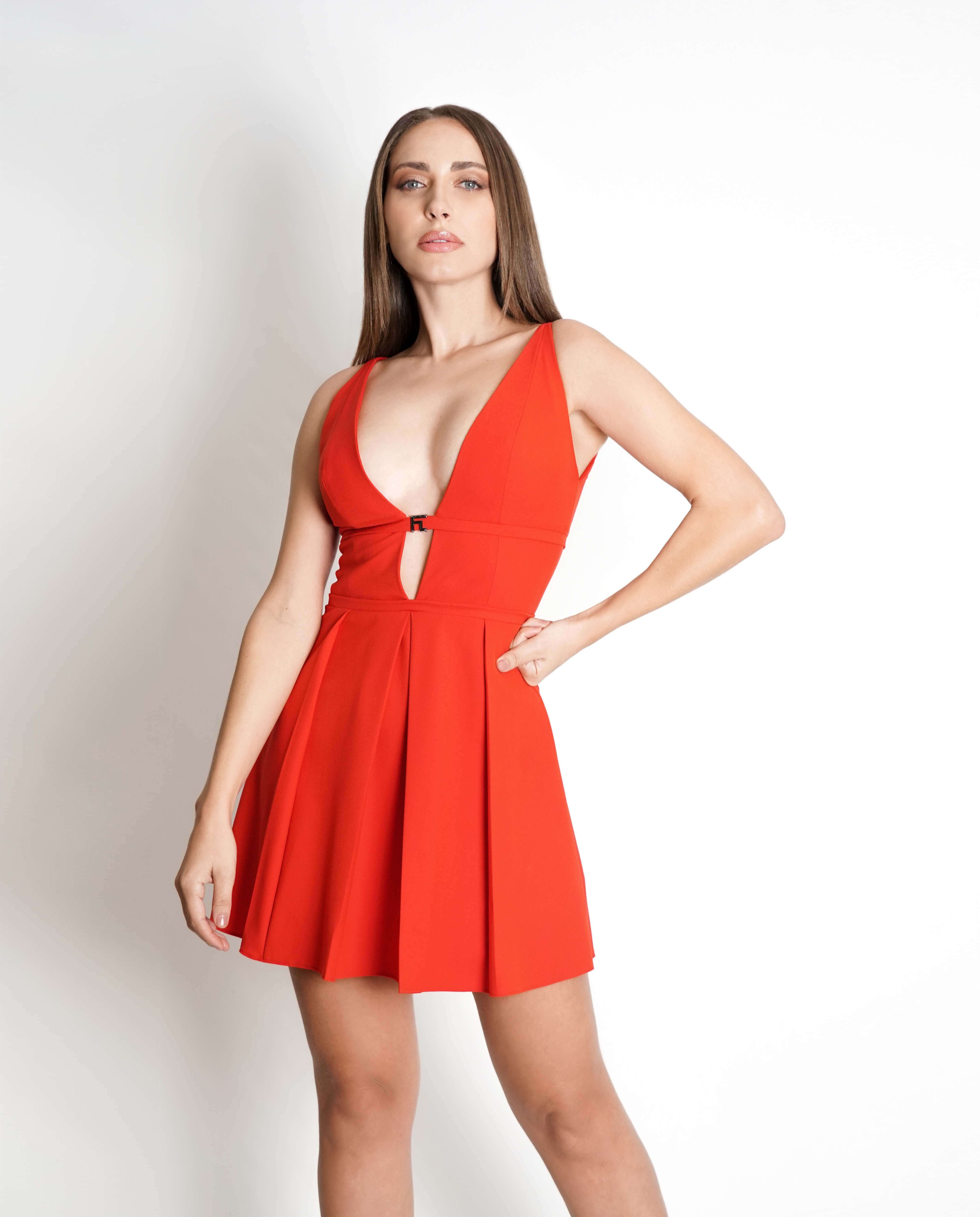 Vestido curto caixa de peito aplicação logotipo e saia pregas Vermelho-2