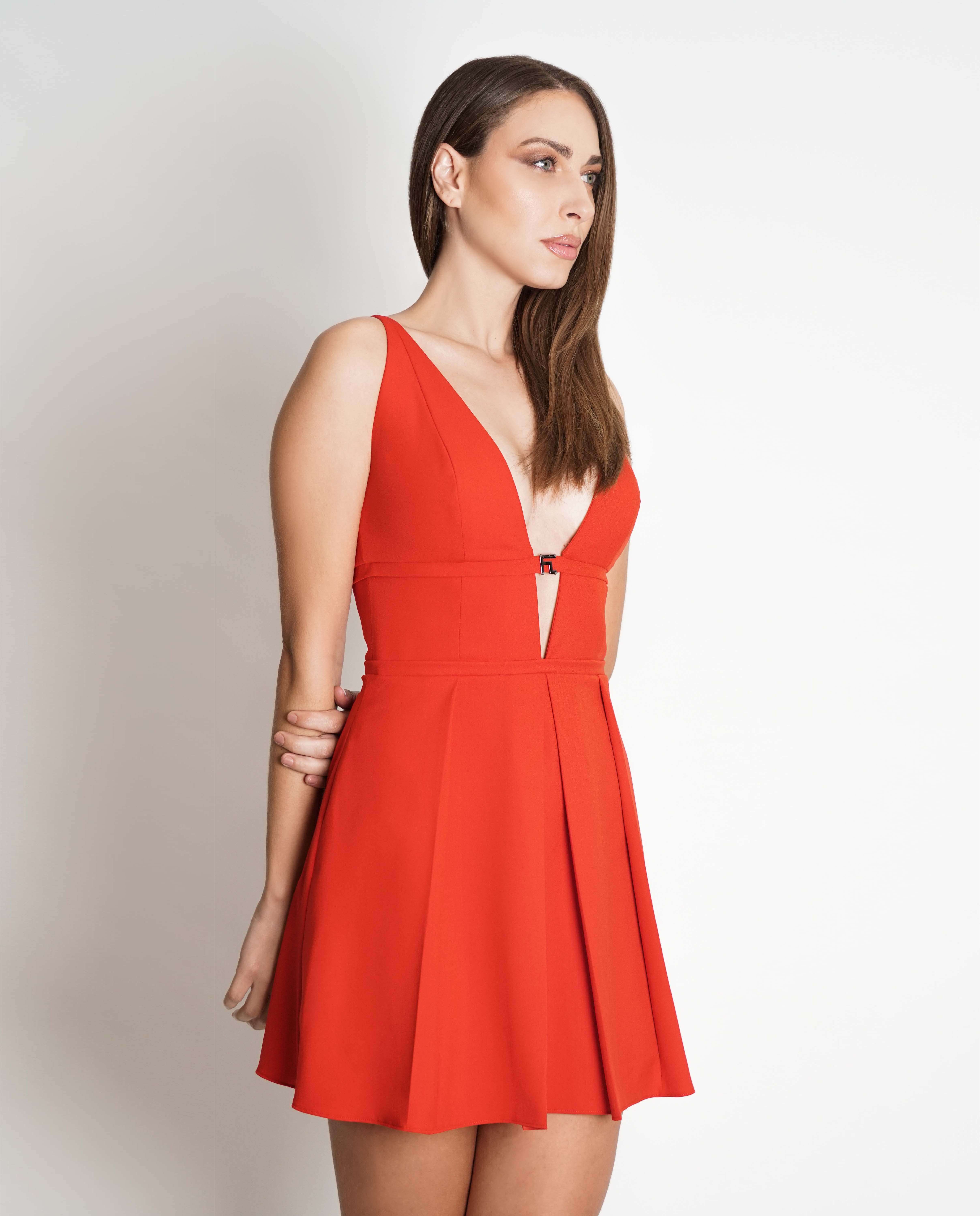 Vestido curto caixa de peito aplicação logotipo e saia pregas Vermelho-5
