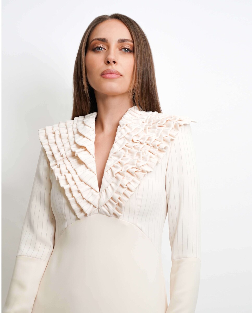 Vestido midi evasé risca giz decote V com mini folhinhos - Bege Bege-4
