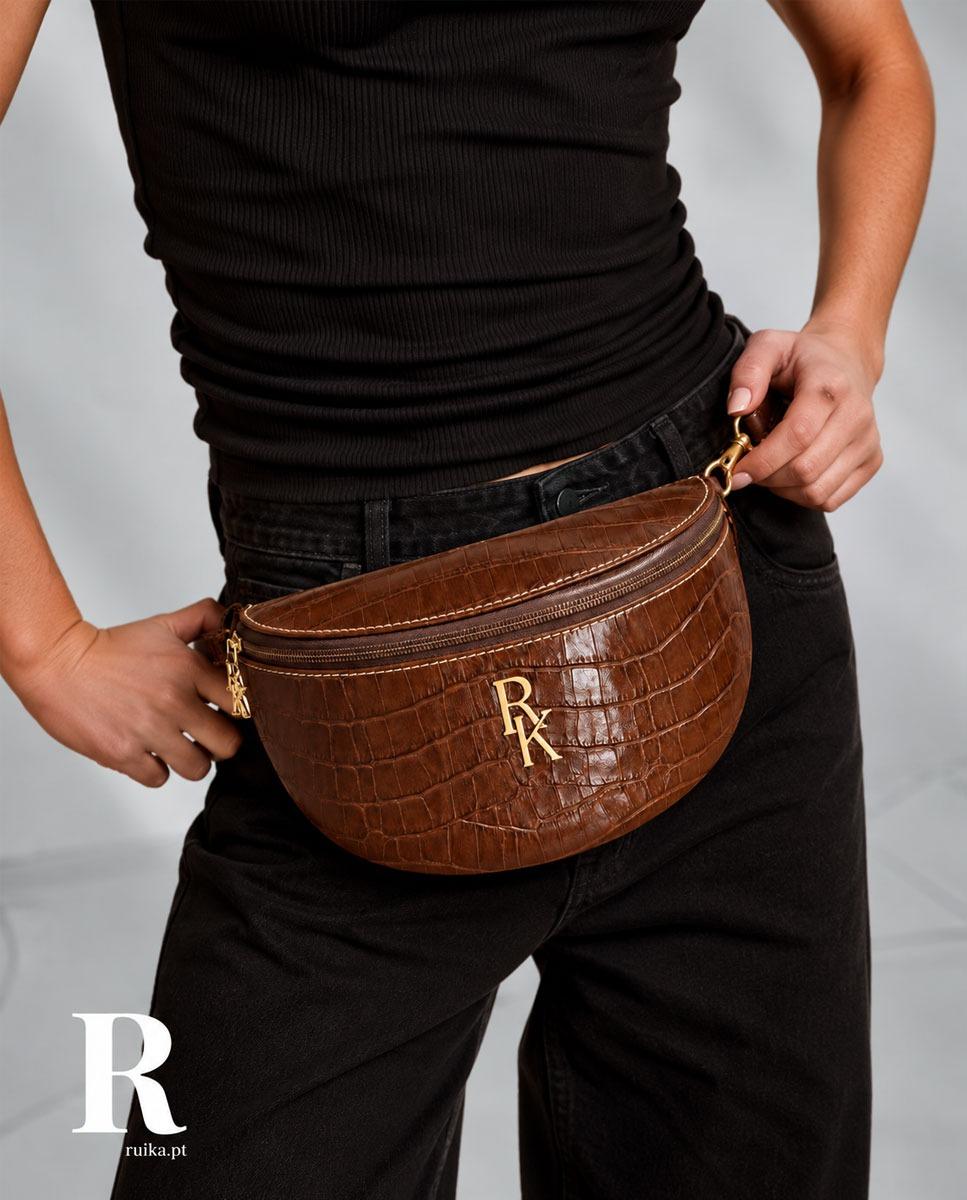 Bolsa de Cintura Pequena em Pele Croco Castanho Castanho-2