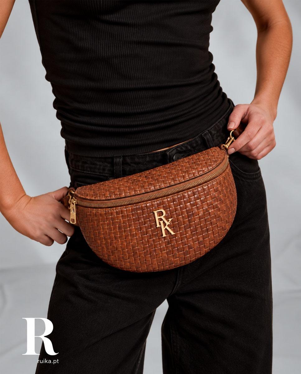 Bolsa de Cintura Pequena em Pele Entrançado Old Cognac Castanho-2