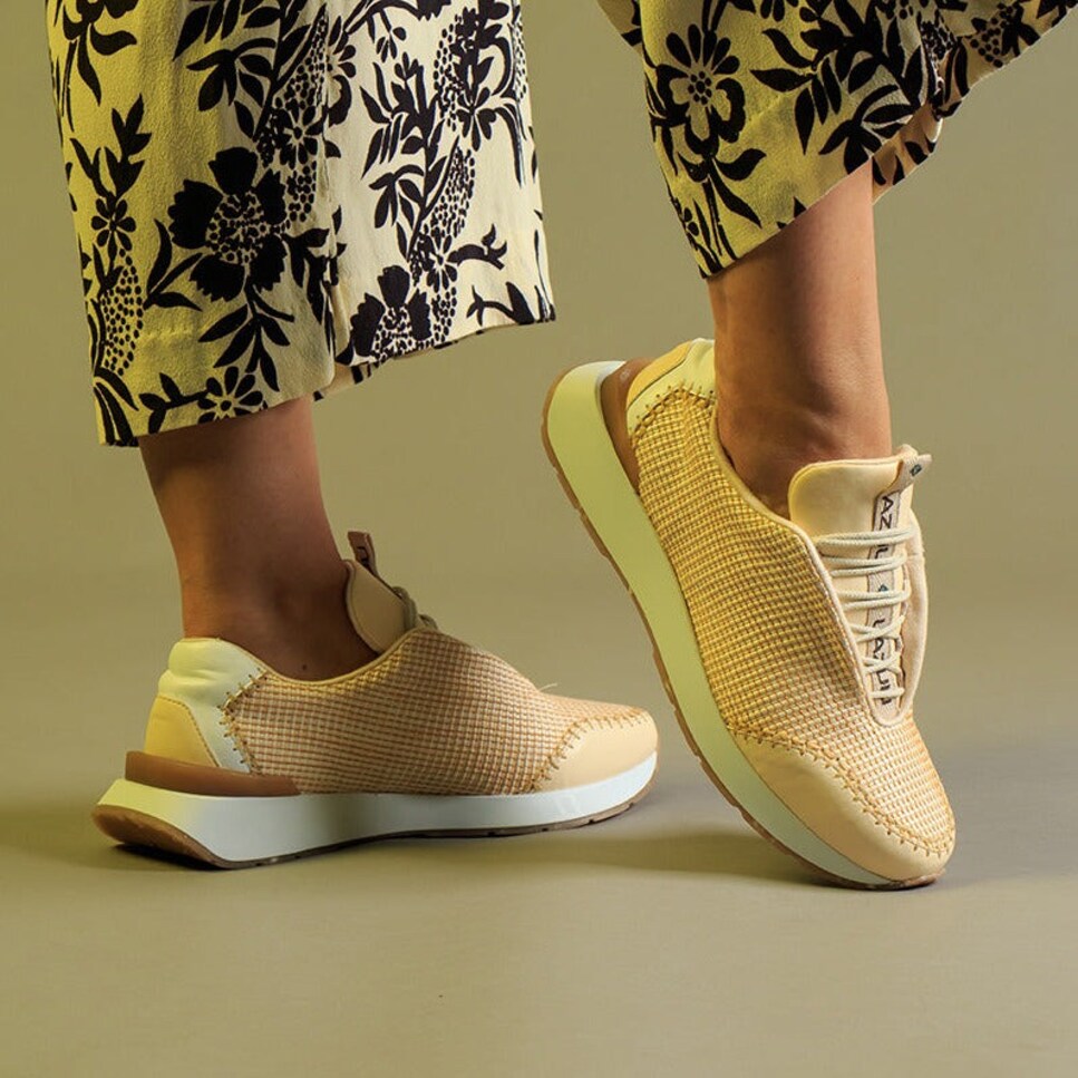 Sapatilhas vegan de senhora beges com atacadores Amarelo-3