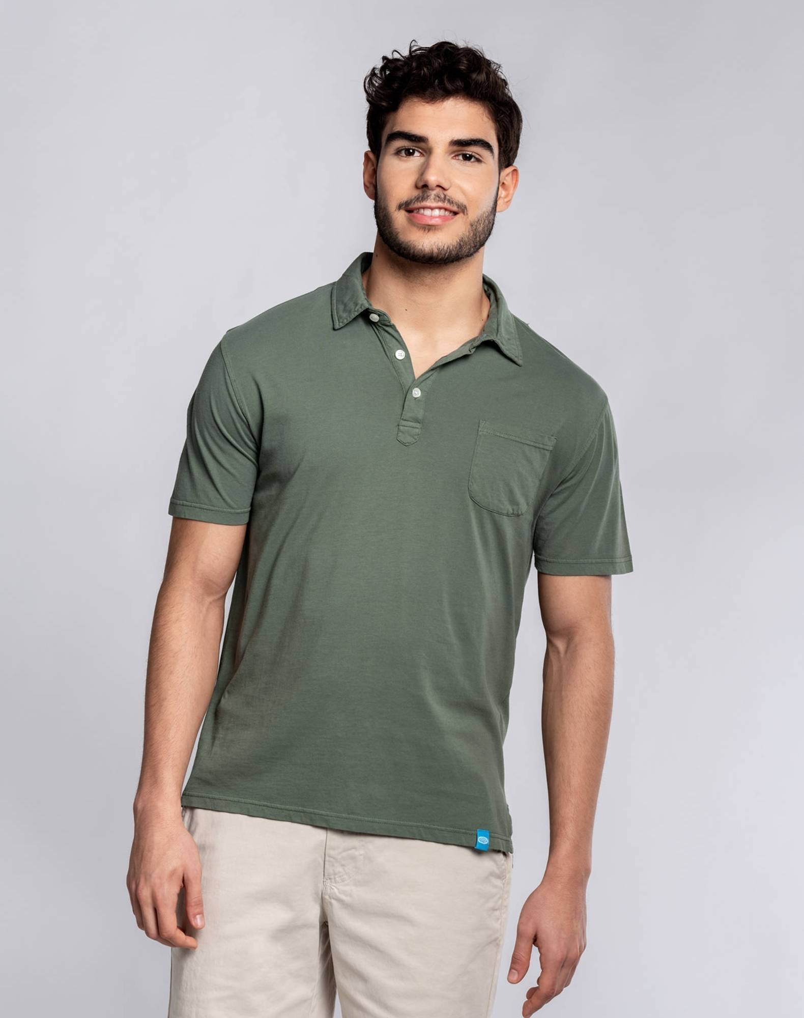 Polo com bolso em jersey de algodão orgânico Verde-militar-2