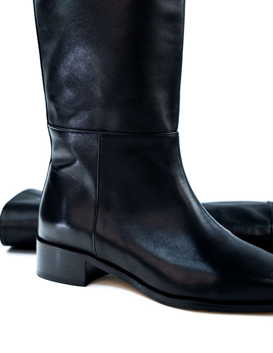 Bota Alta em Pele com Salto Baixo - Preto Preto-3