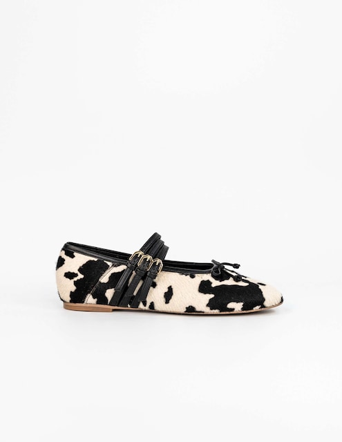 Imagem 0 de Sapatos Rasos em Pelo com Fivelas e Laço - Vaca