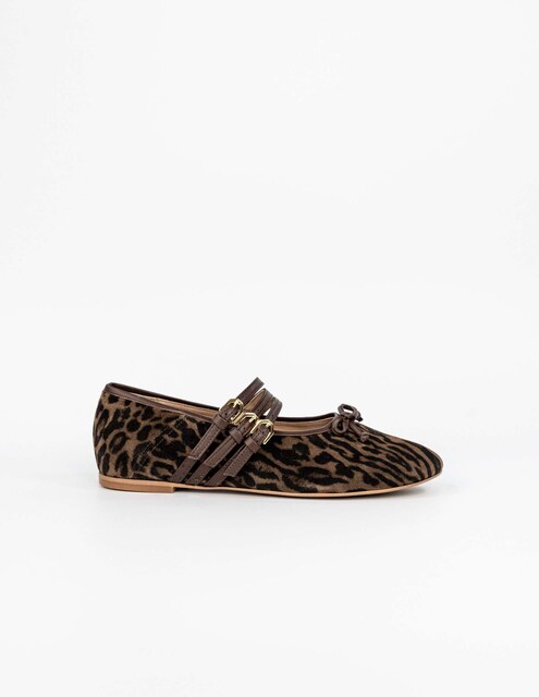 Imagem 0 de Sapatos Rasos em Pelo com Fivelas e Laço - Calipso
