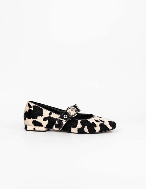 Imagem 0 de Sapatos Rasos em Pelo com Fivela - Vaca