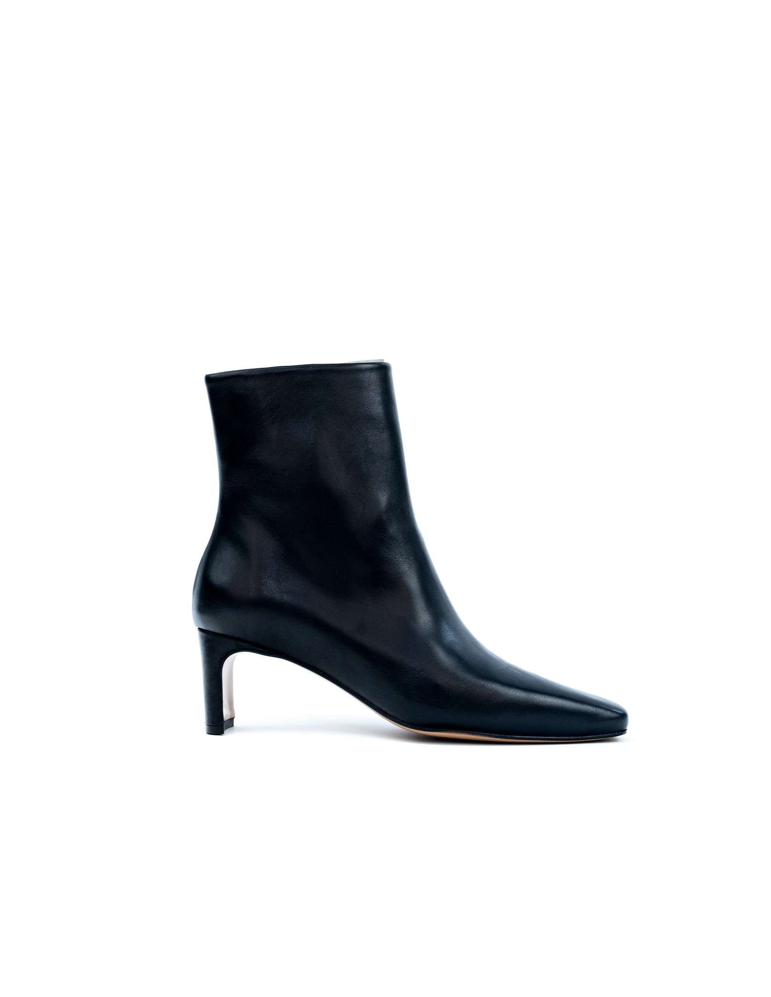 Imagem 0 de Botim em Pele com Salto Alto - Preto