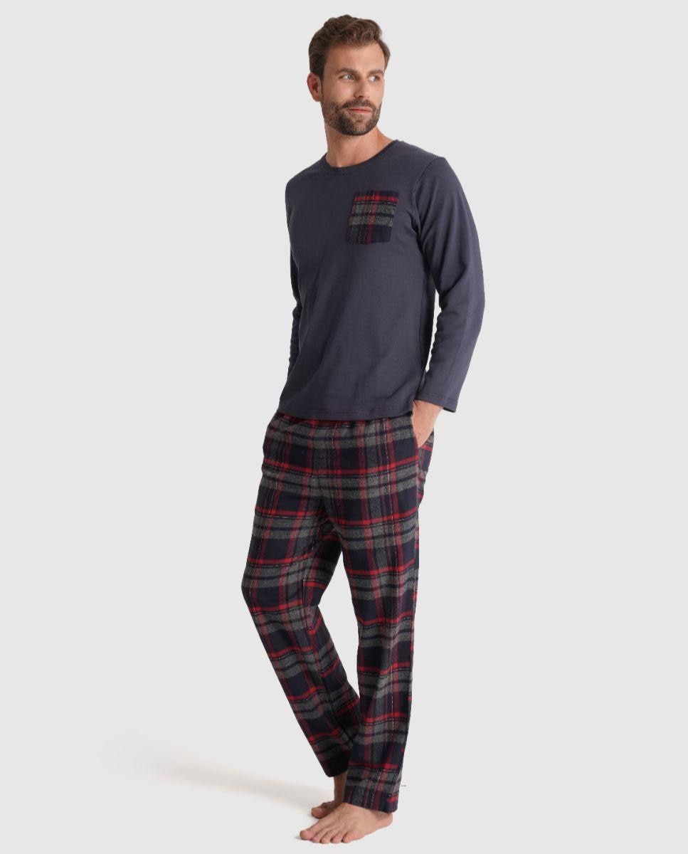 Imagem 0 de Pijama de Duas Peças com T-shirt com Bolso Frontal e Calças aos Quadrados