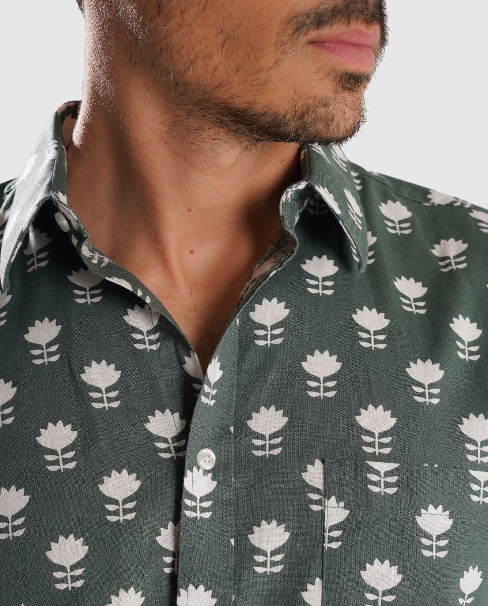Camisa de Linho com Corte Regular Verde-3