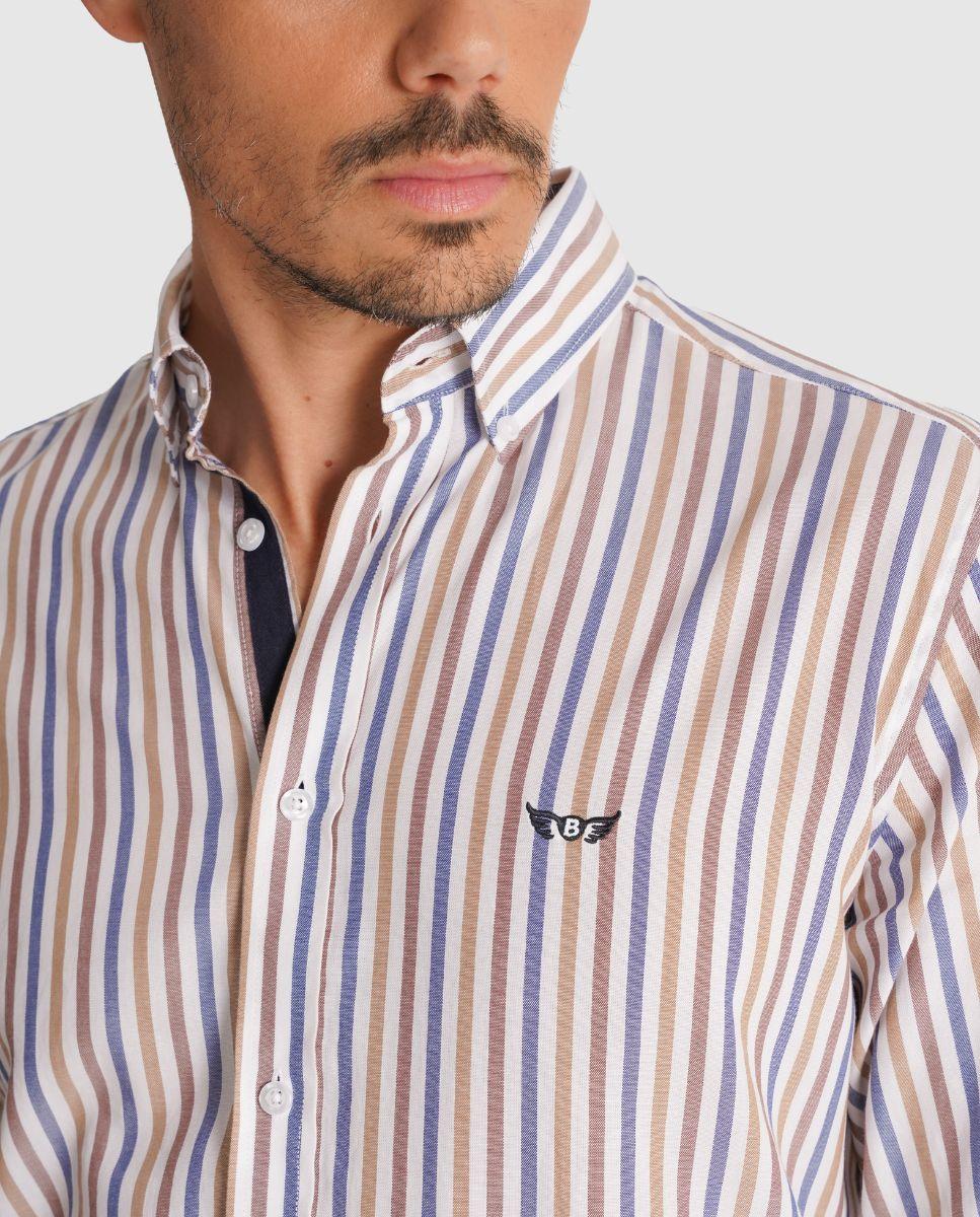 Camisa Às Riscas com Corte Regular Castanho-3