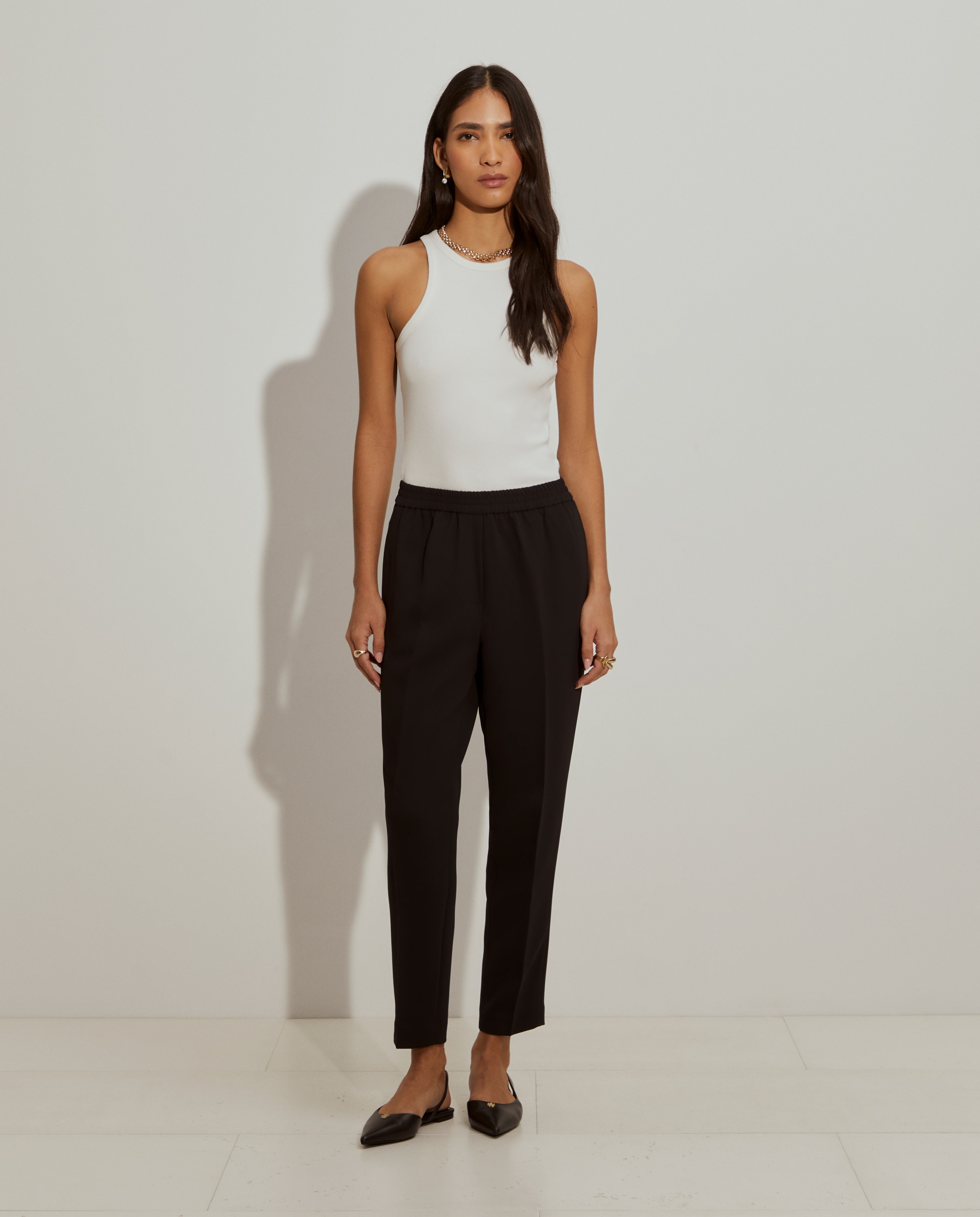 Calças Fluídas com Pinças Preto-4