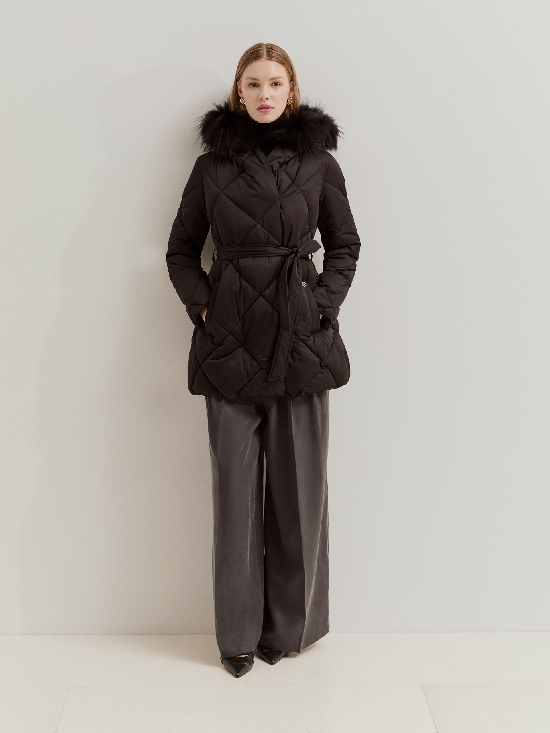 Imagem 0 de Casaco Acolchoado com Capuz e Cinto