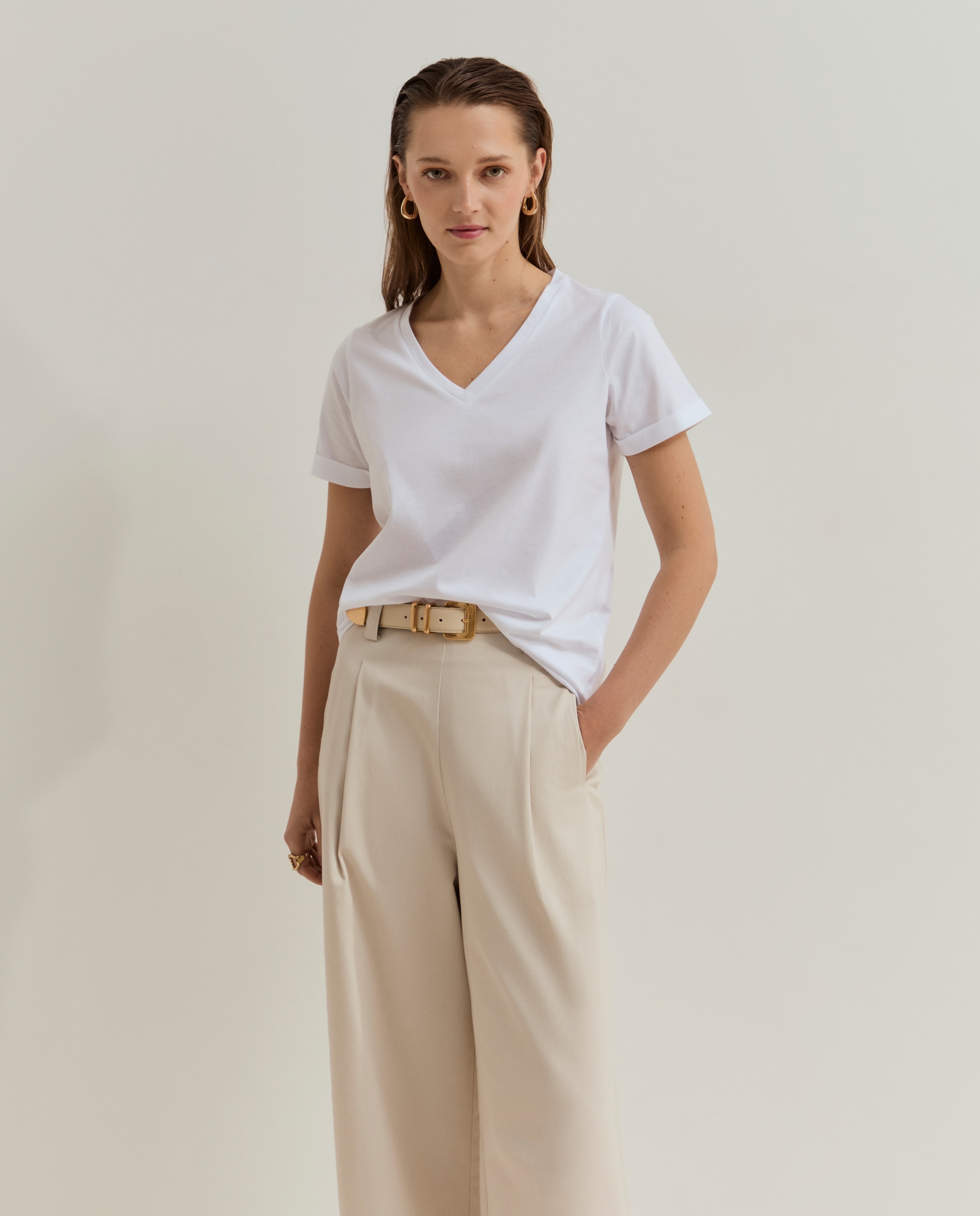 T-shirt básica de algodão decote em V Branco-4