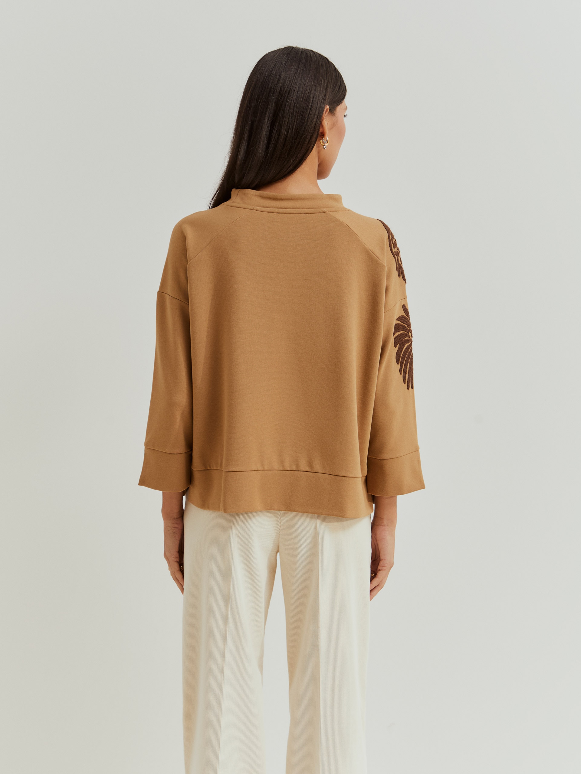 Camisola Bordada Castanho-4