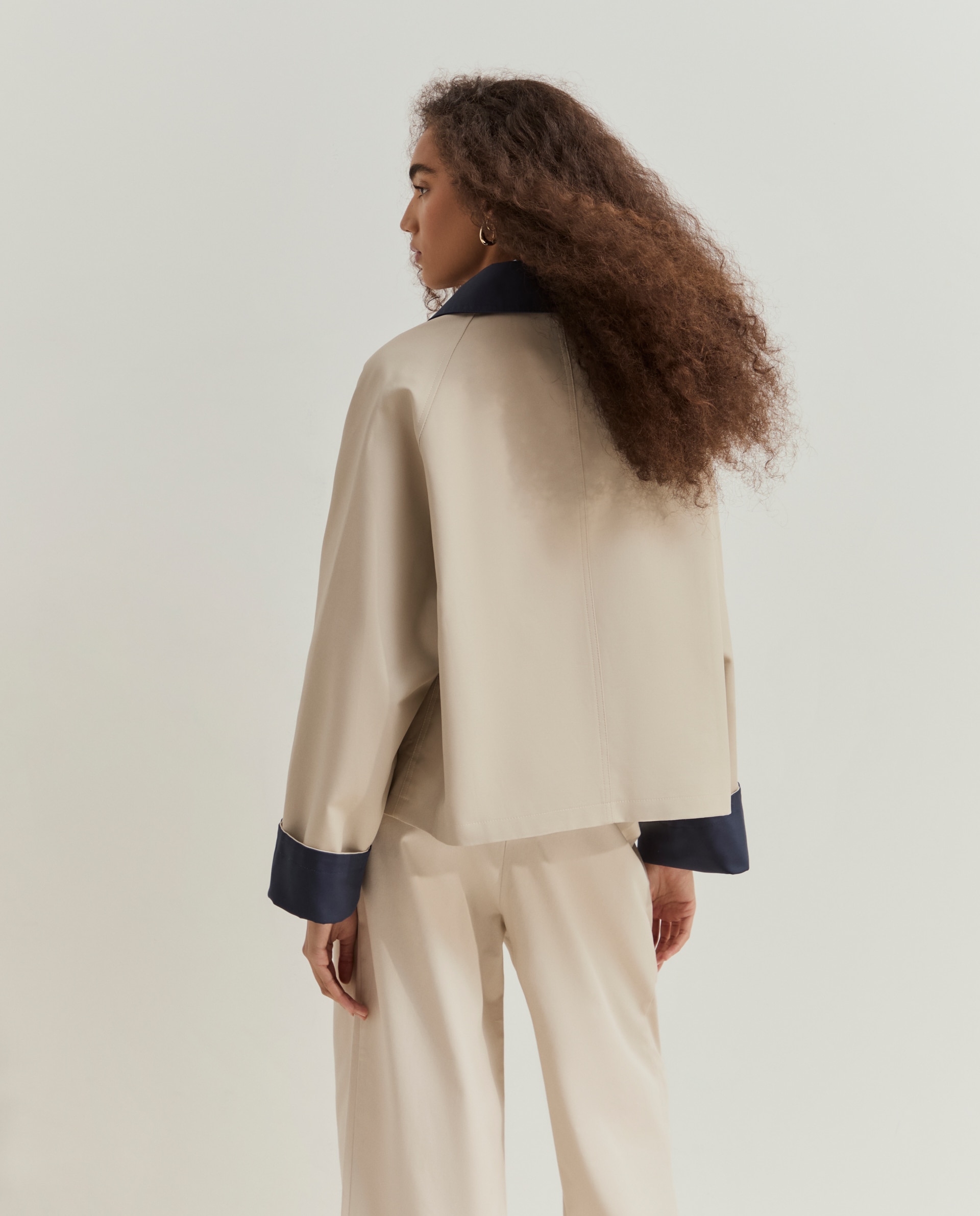 Casaco curto de manga raglan com punhos em contraste Bege-3