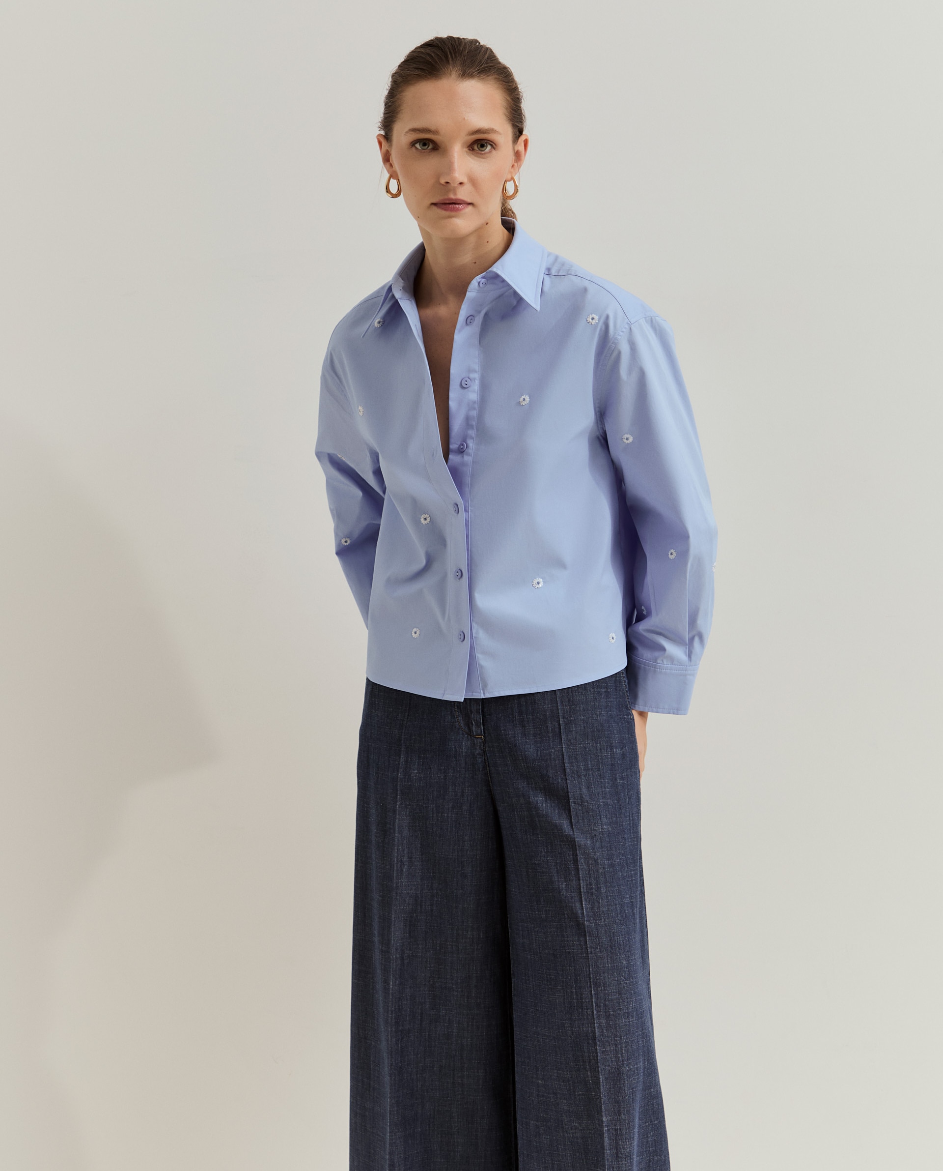 Camisa com flores bordadas em lantejoulas Azul-2