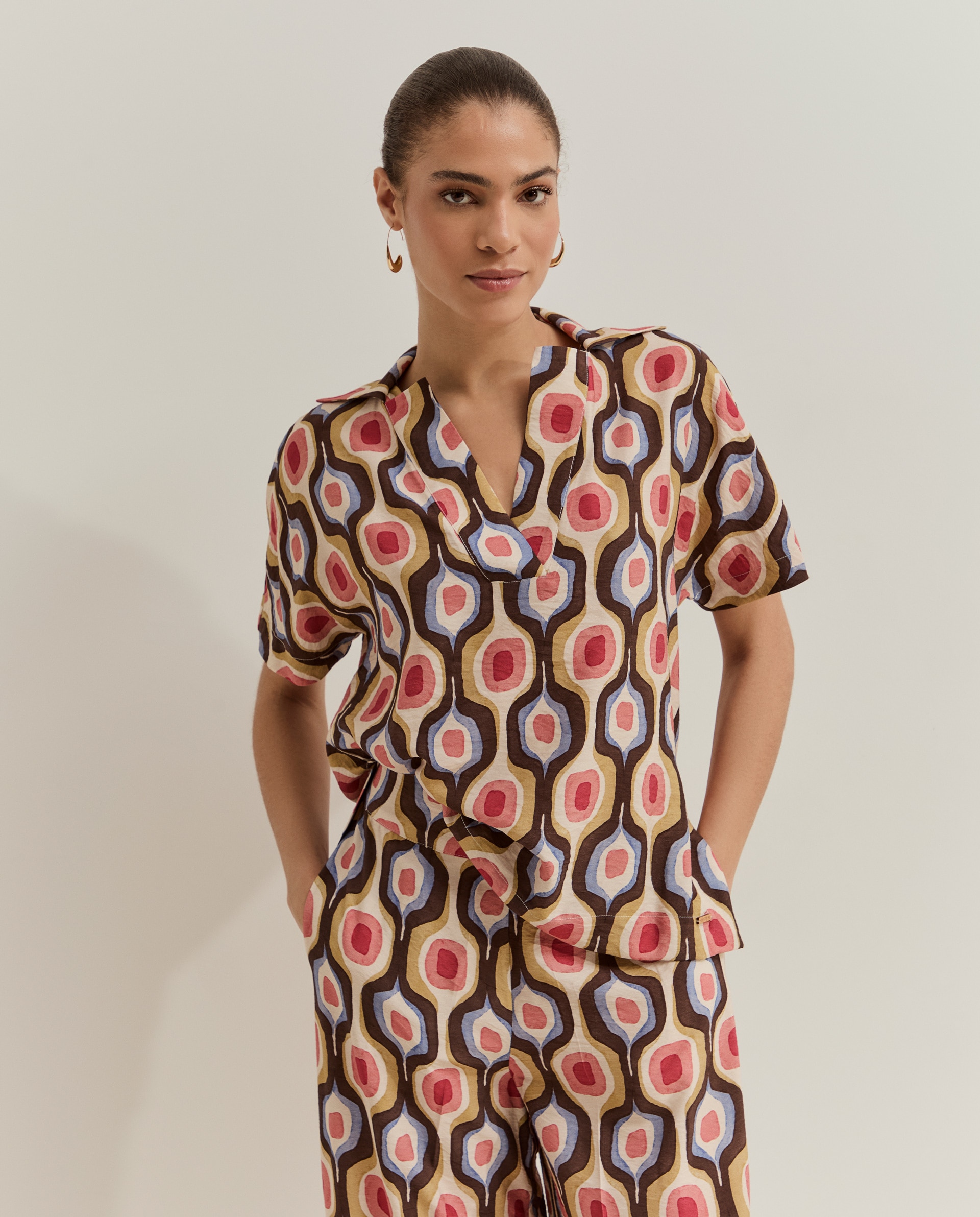 Blusa de Manga Curta com Estampado Geométrico Castanho-2