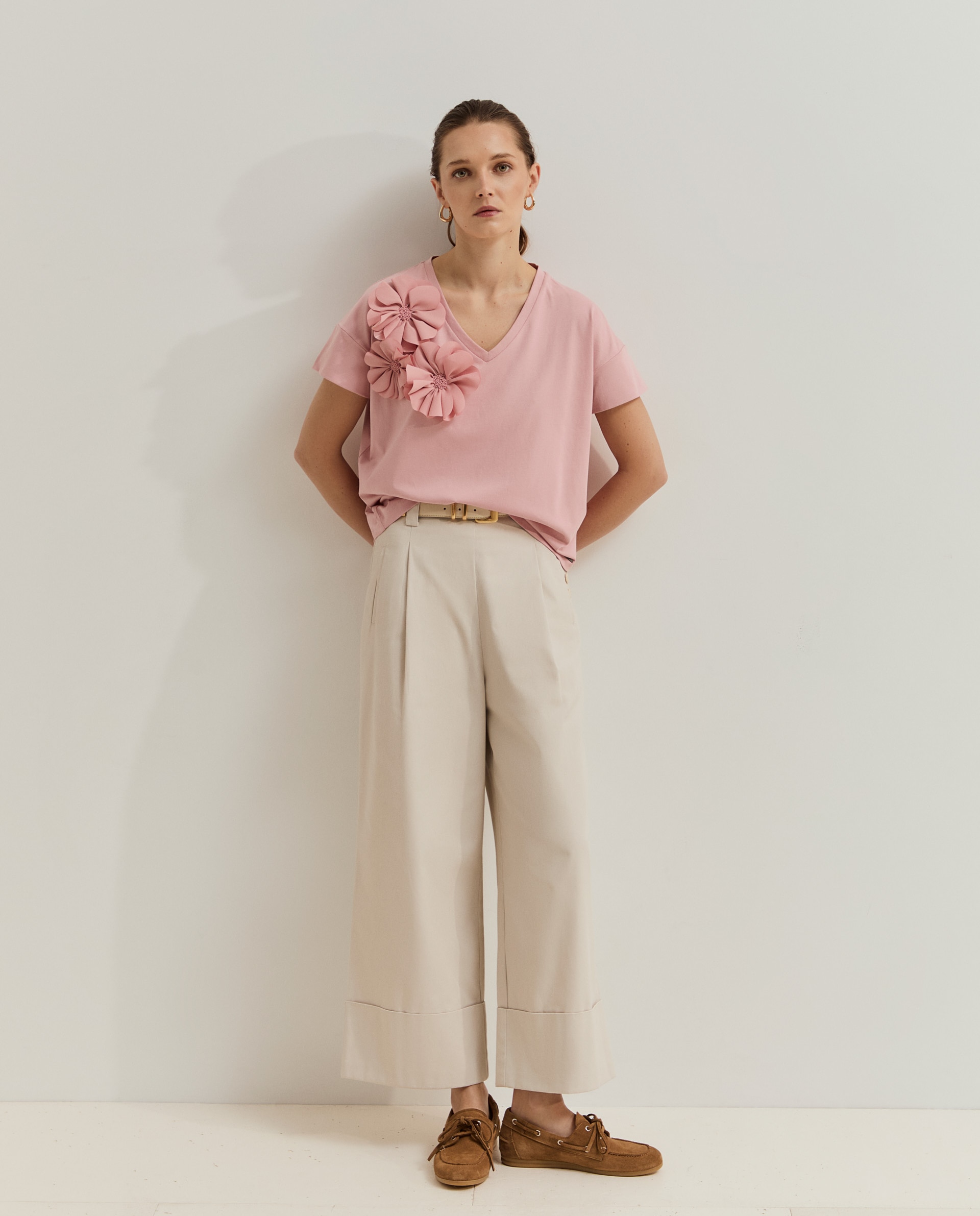 Imagem 0 de T-shirt com Flores e Detalhe de Contas
