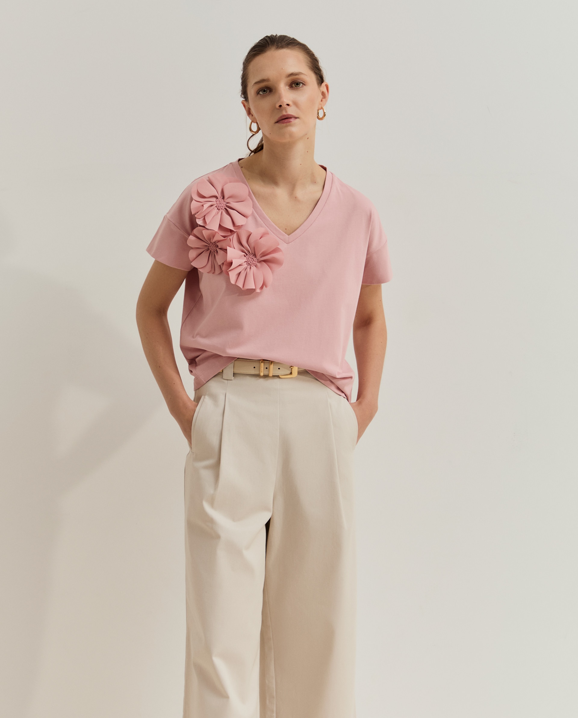 T-shirt com Flores e Detalhe de Contas Rosa-2
