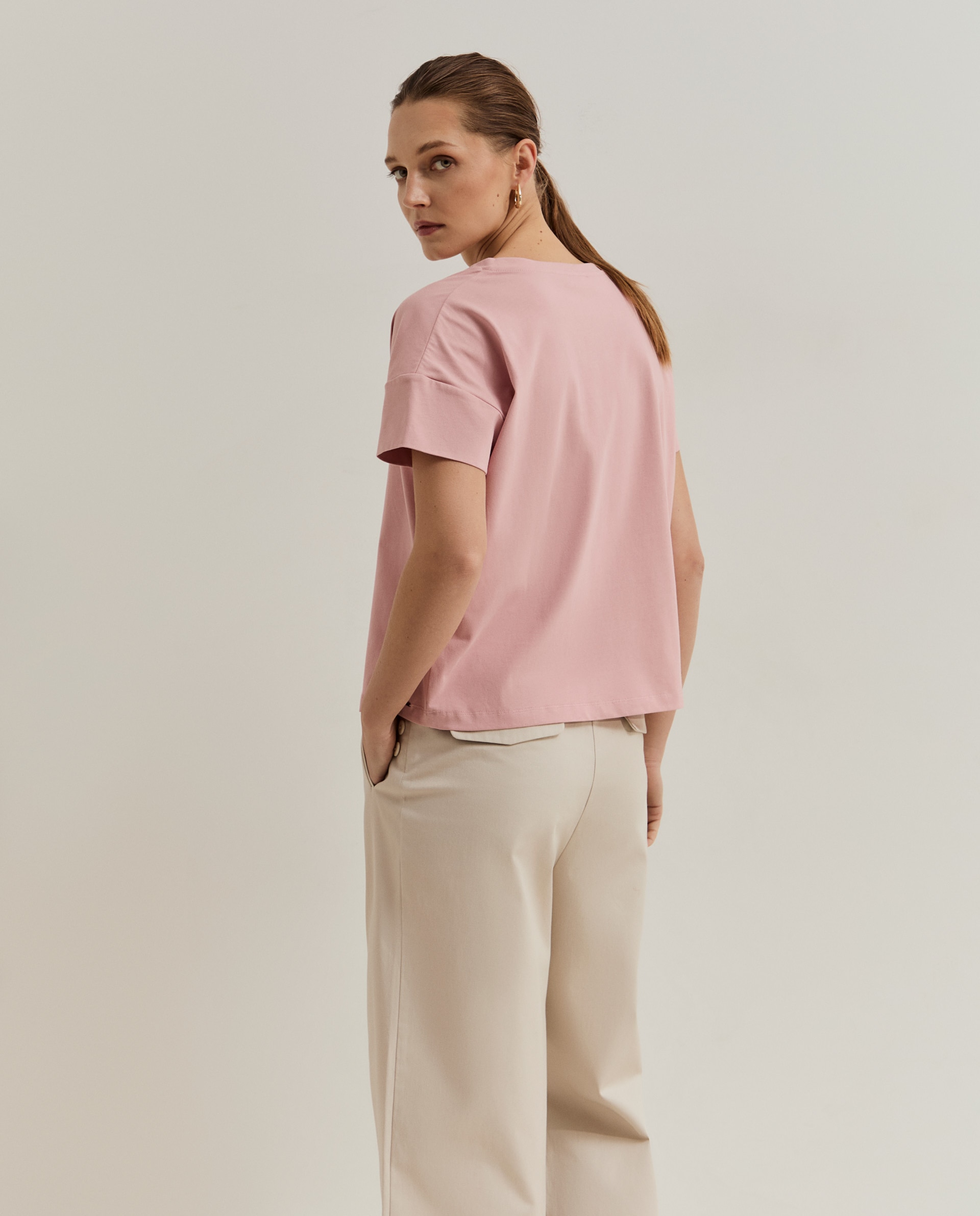 T-shirt com Flores e Detalhe de Contas Rosa-3