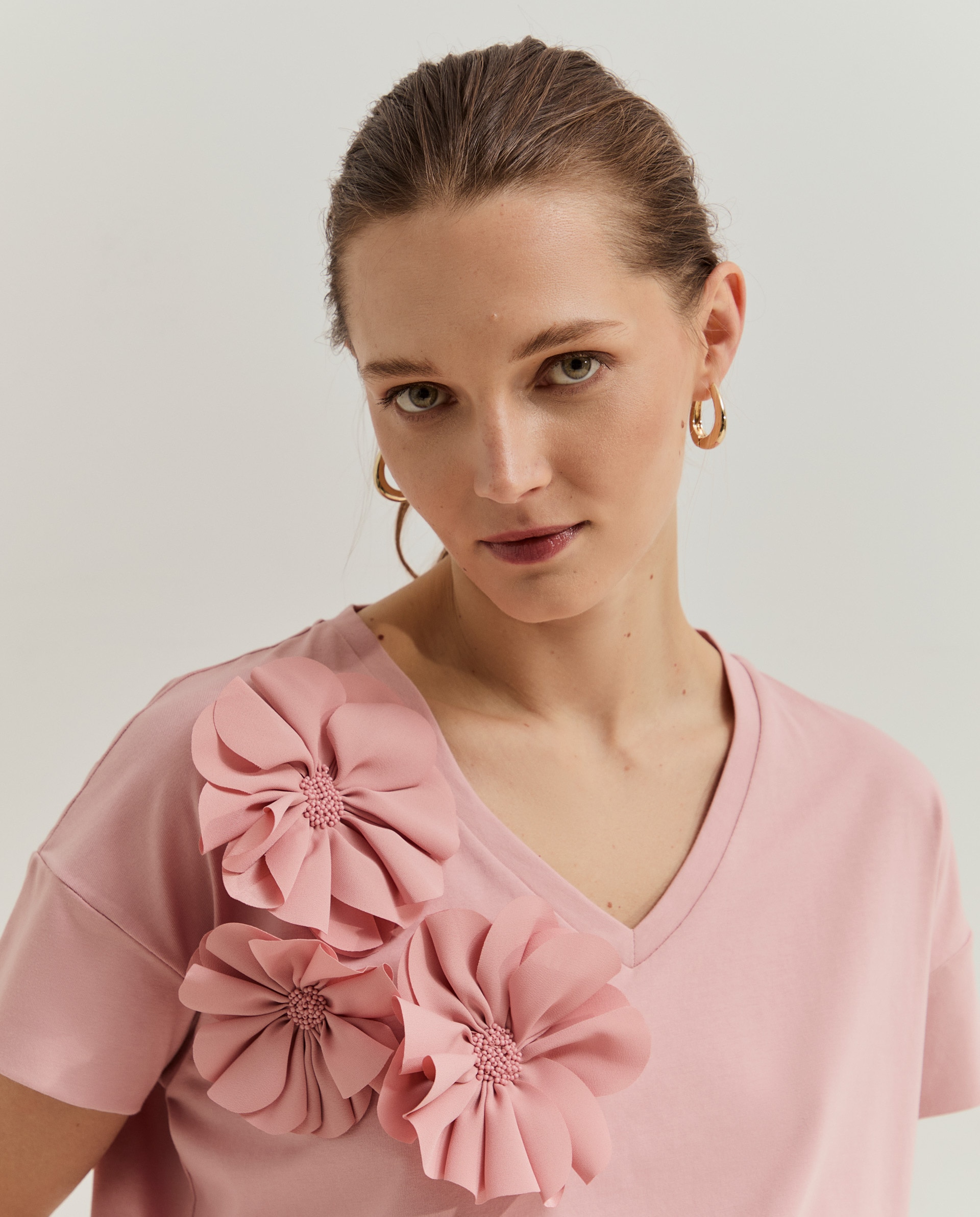 T-shirt com Flores e Detalhe de Contas Rosa-4