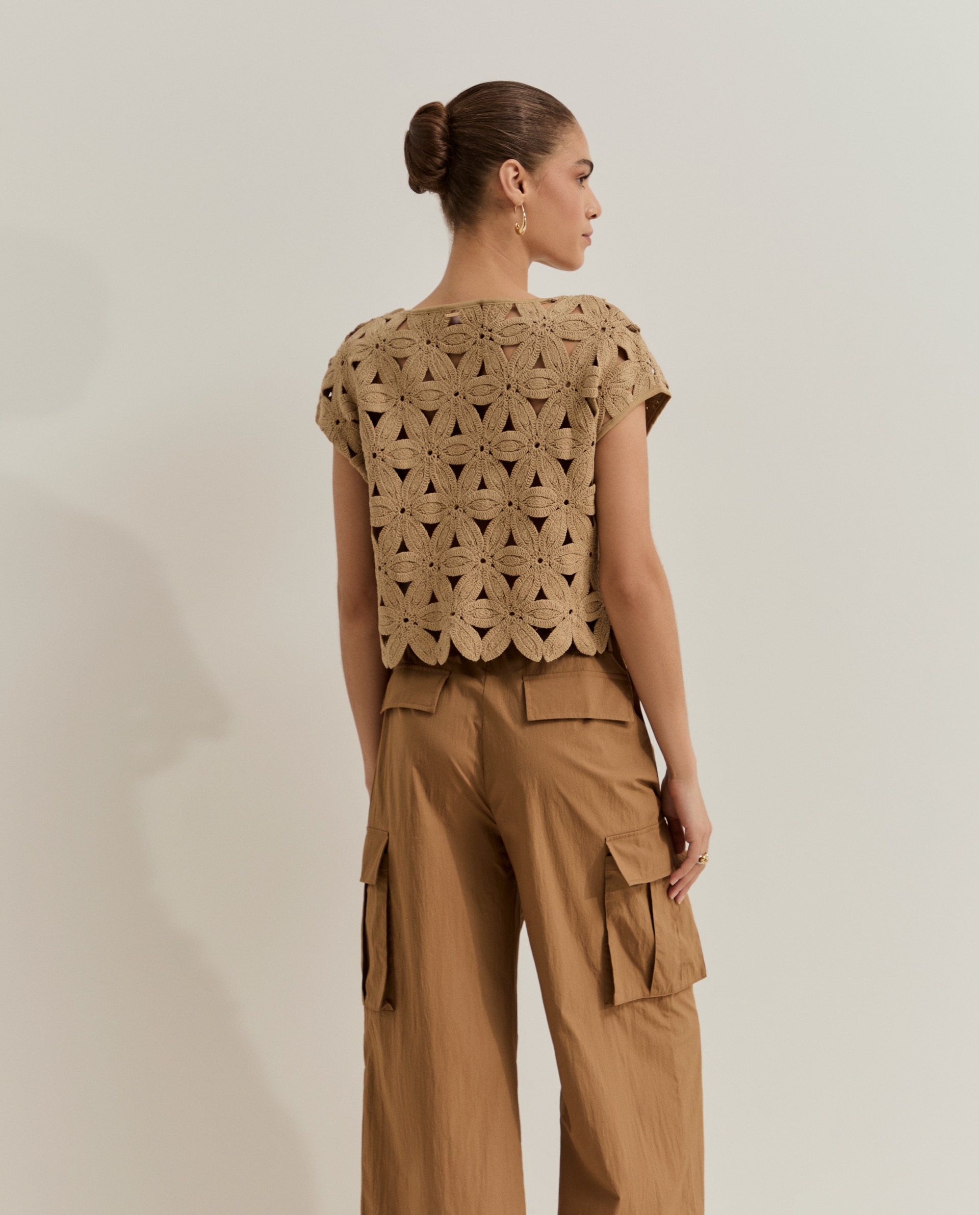 Top Floral de Croché em Algodão Camel-3
