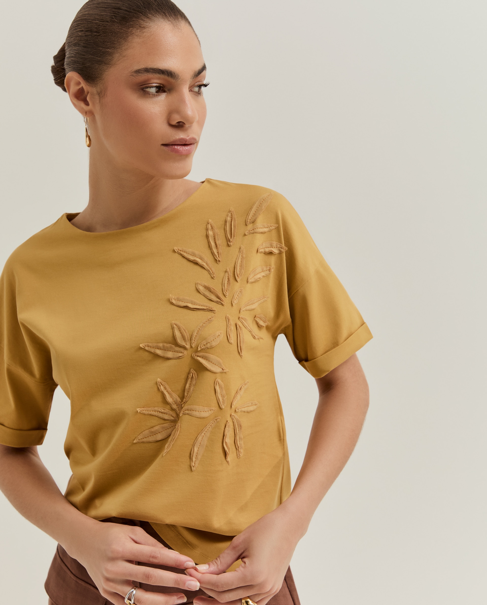 T-shirt de Manga Curta com Aplicação de Folhas Amarelo-2