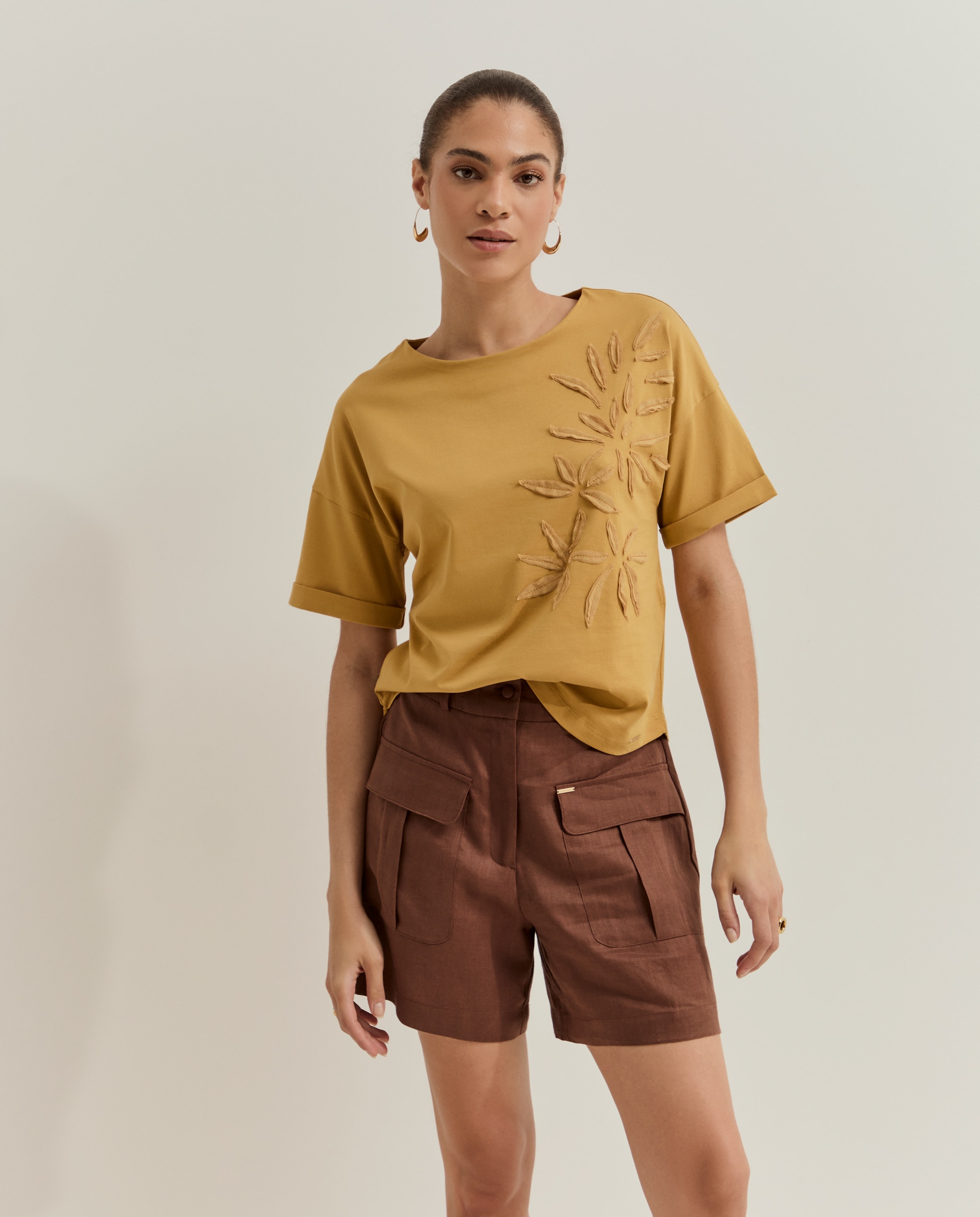 T-shirt de Manga Curta com Aplicação de Folhas Amarelo-4