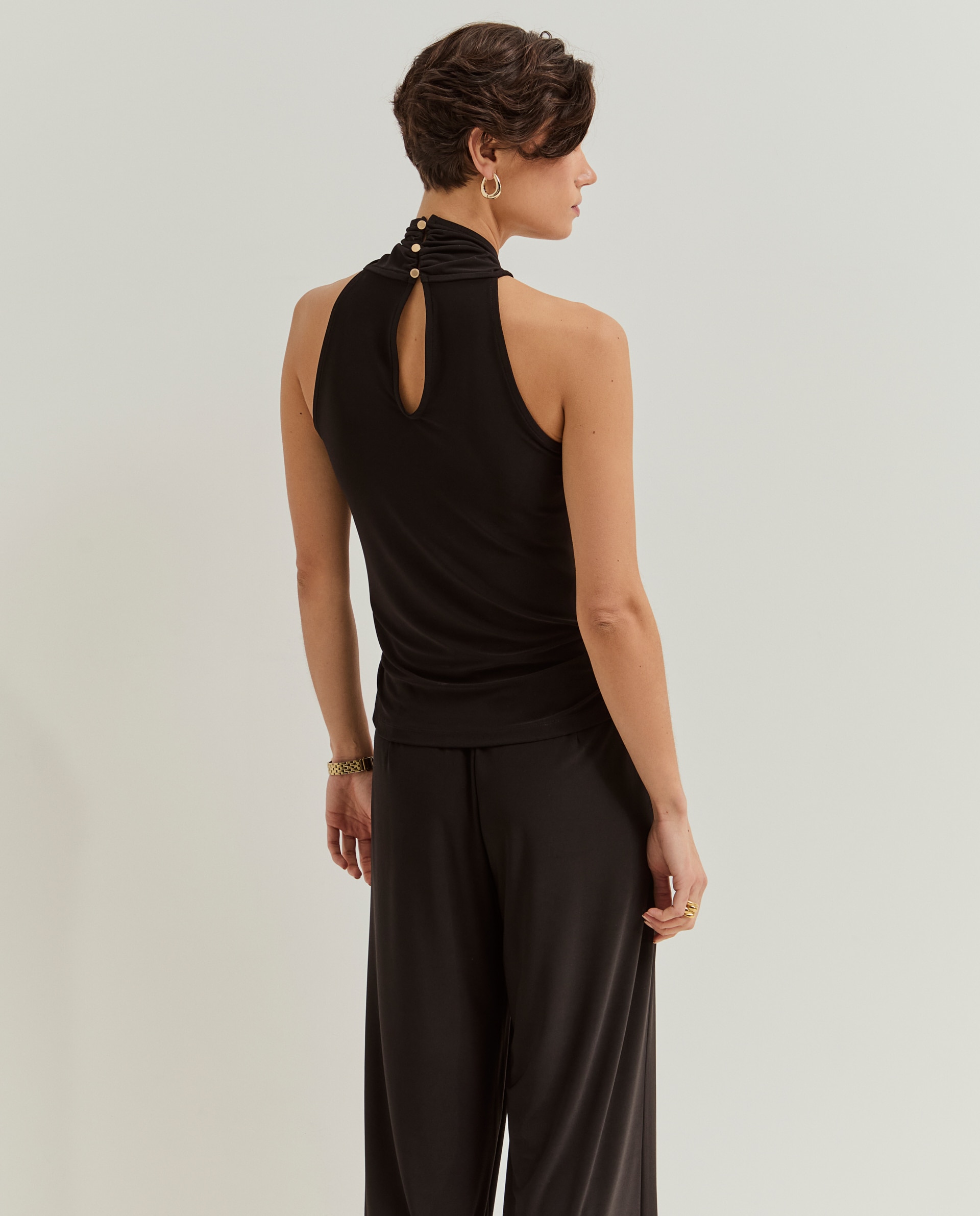 Top com Gola Halter Preto-3
