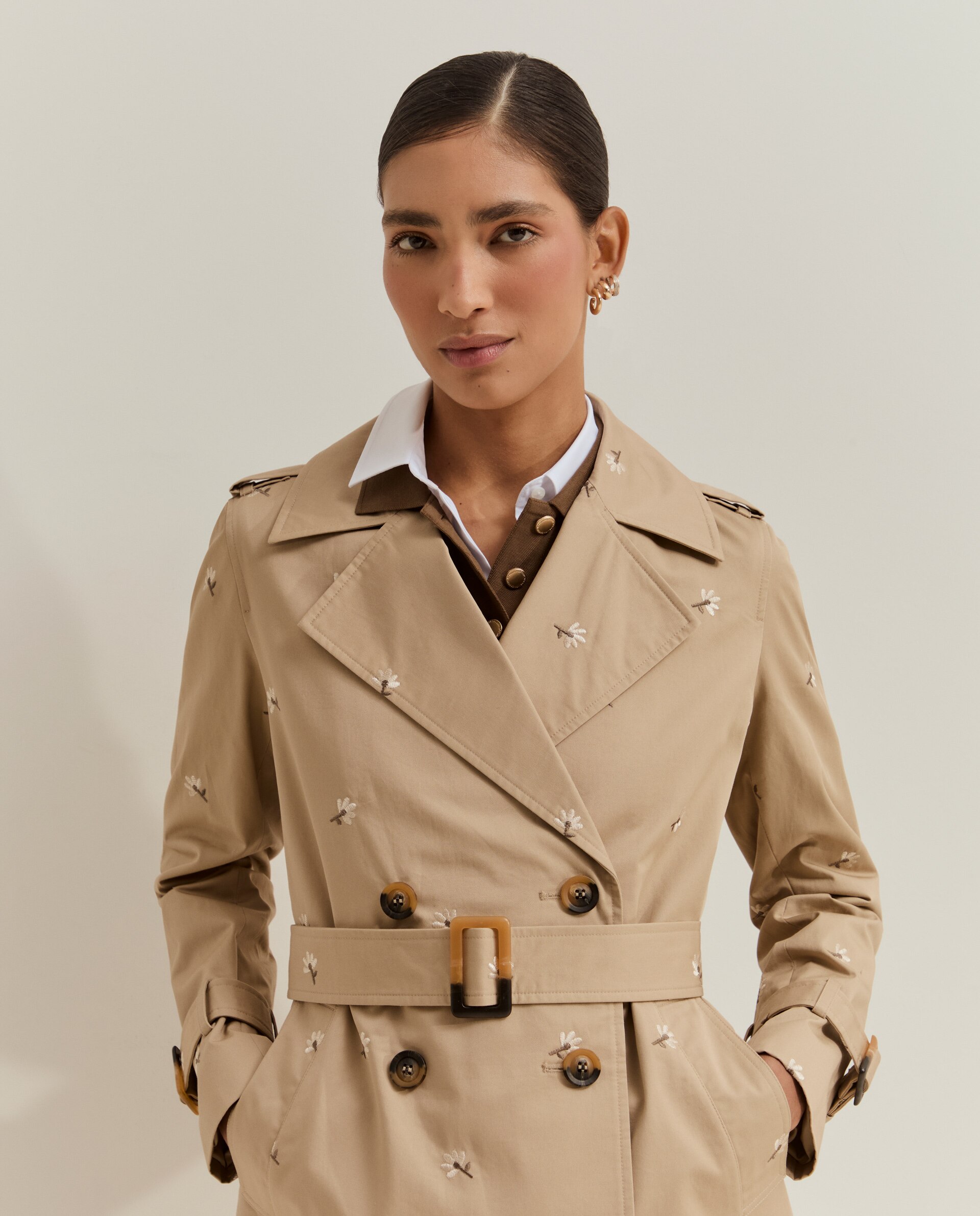Gabardina Bordada com Cinto Bege-2