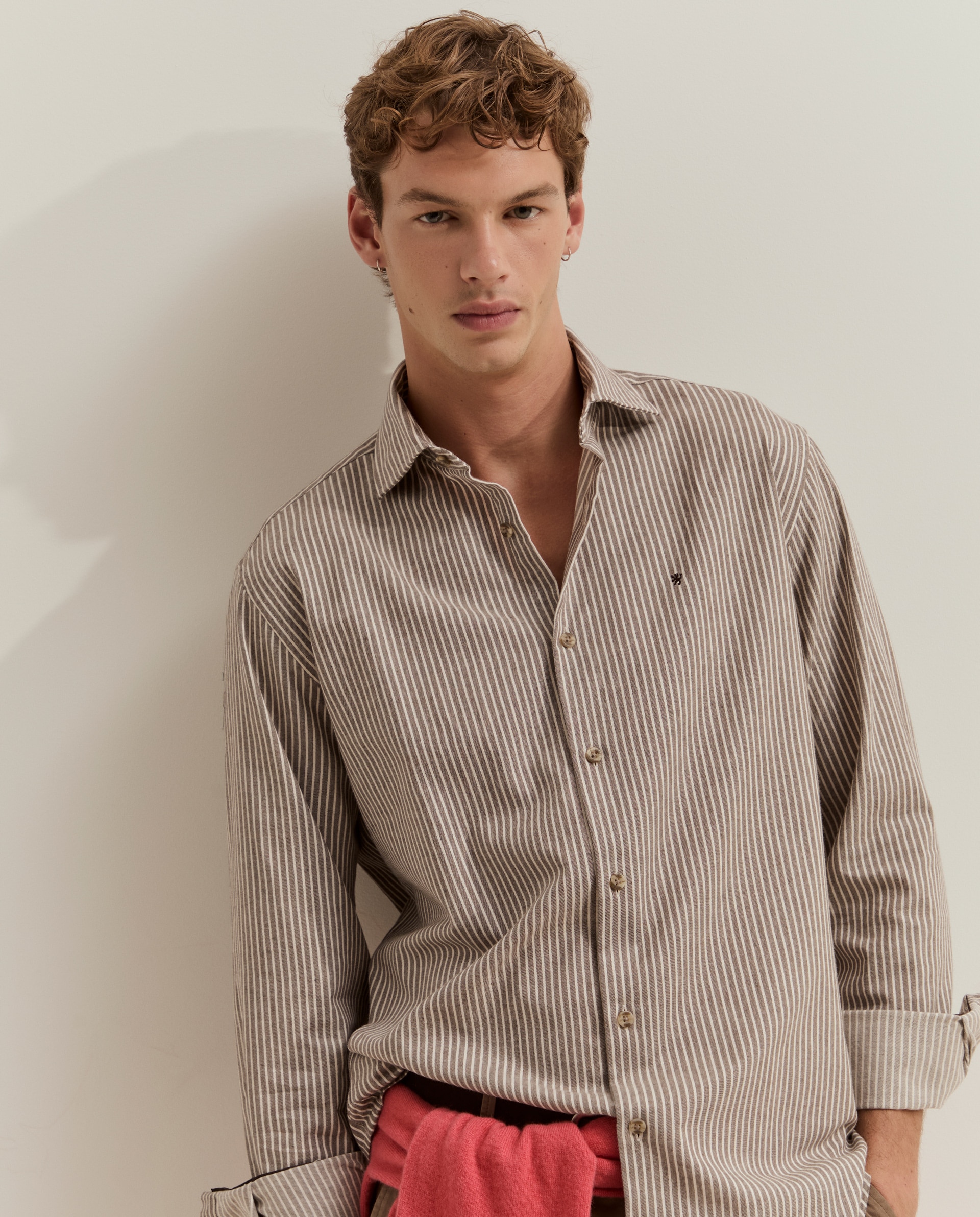 Camisa Às Riscas de Corte Regular Castanho-2