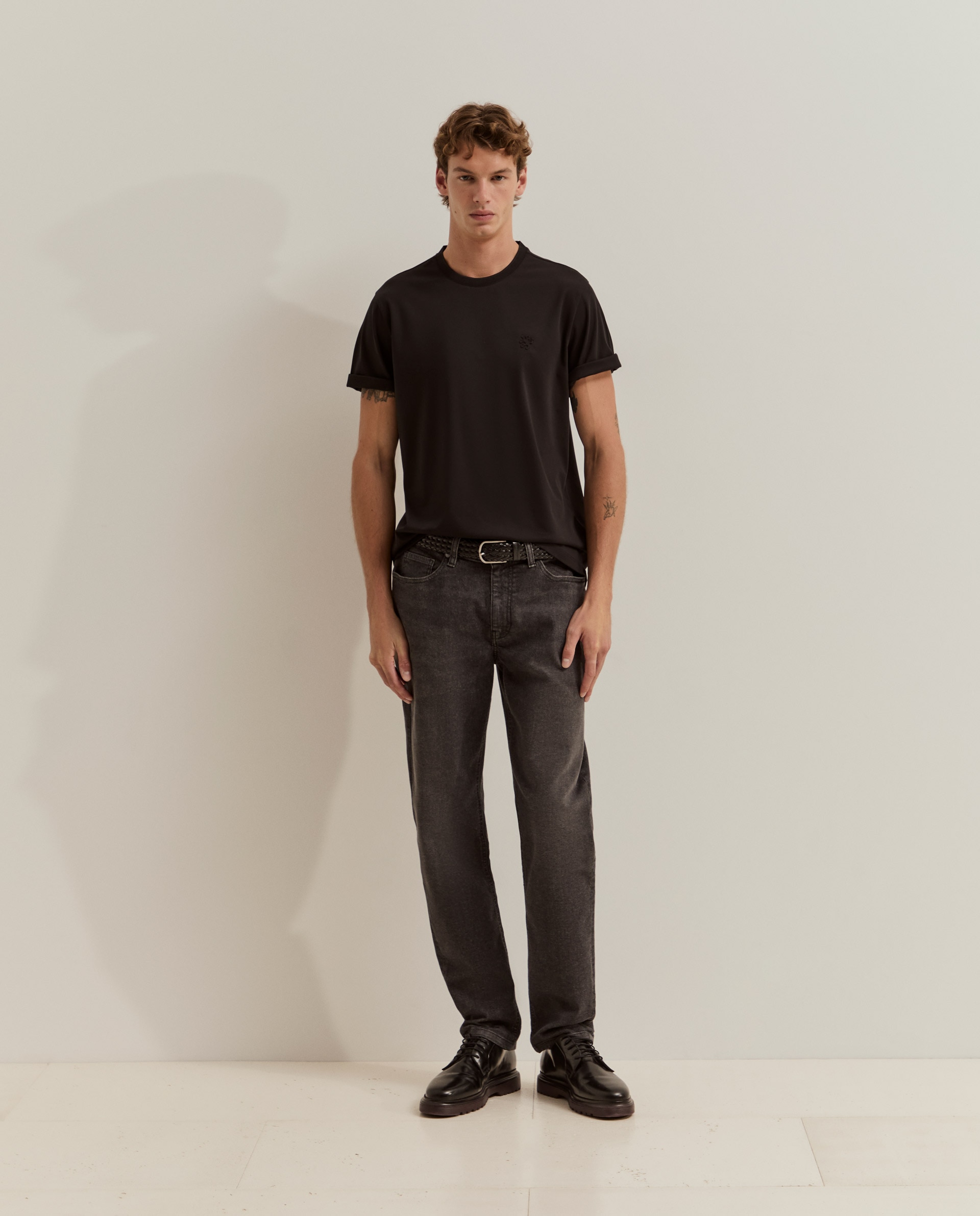 Jeans com Corte Regular e Lavagem Escura Preto-4