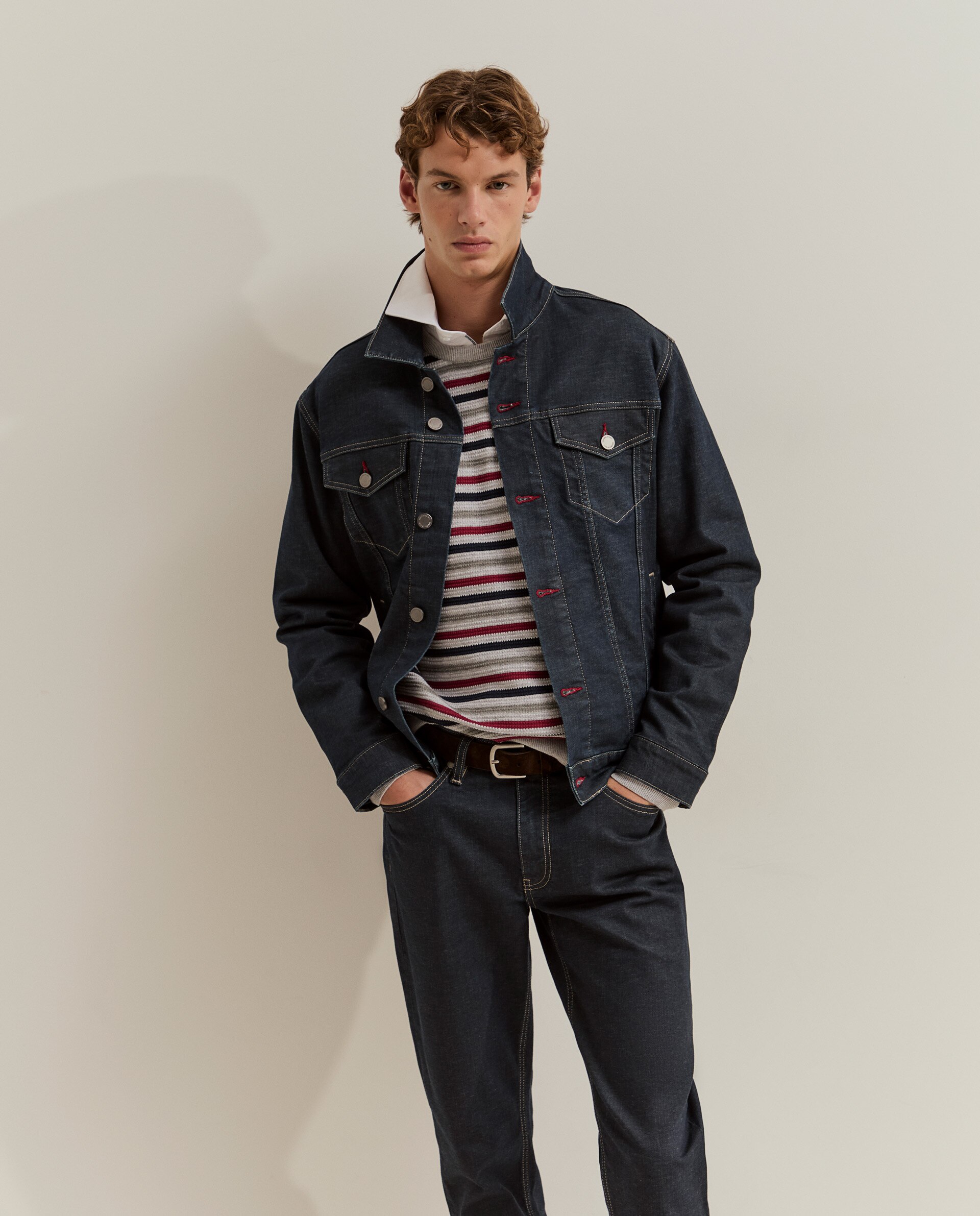 Jeans com Corte Regular e Lavagem Escura Azul-2