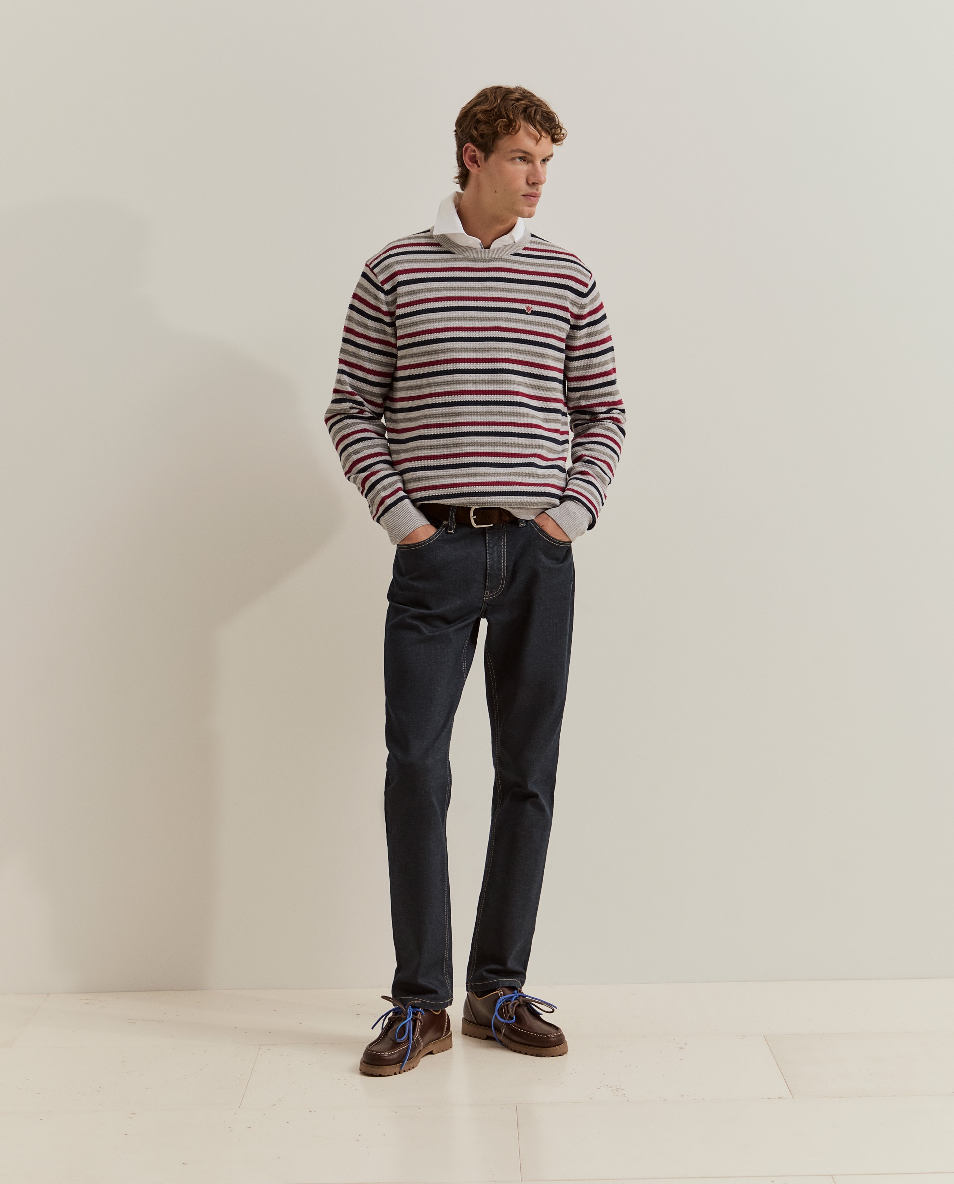 Jeans com Corte Regular e Lavagem Escura Azul-3