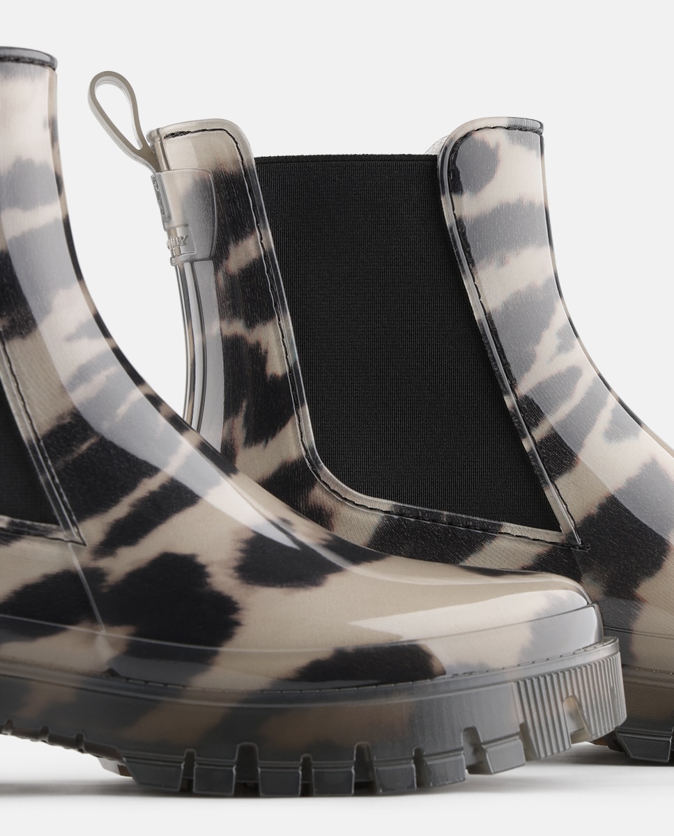 Botins Chelsea Vegan com Forro em Pelo Estampado ZURI em Preto Multicolor-4