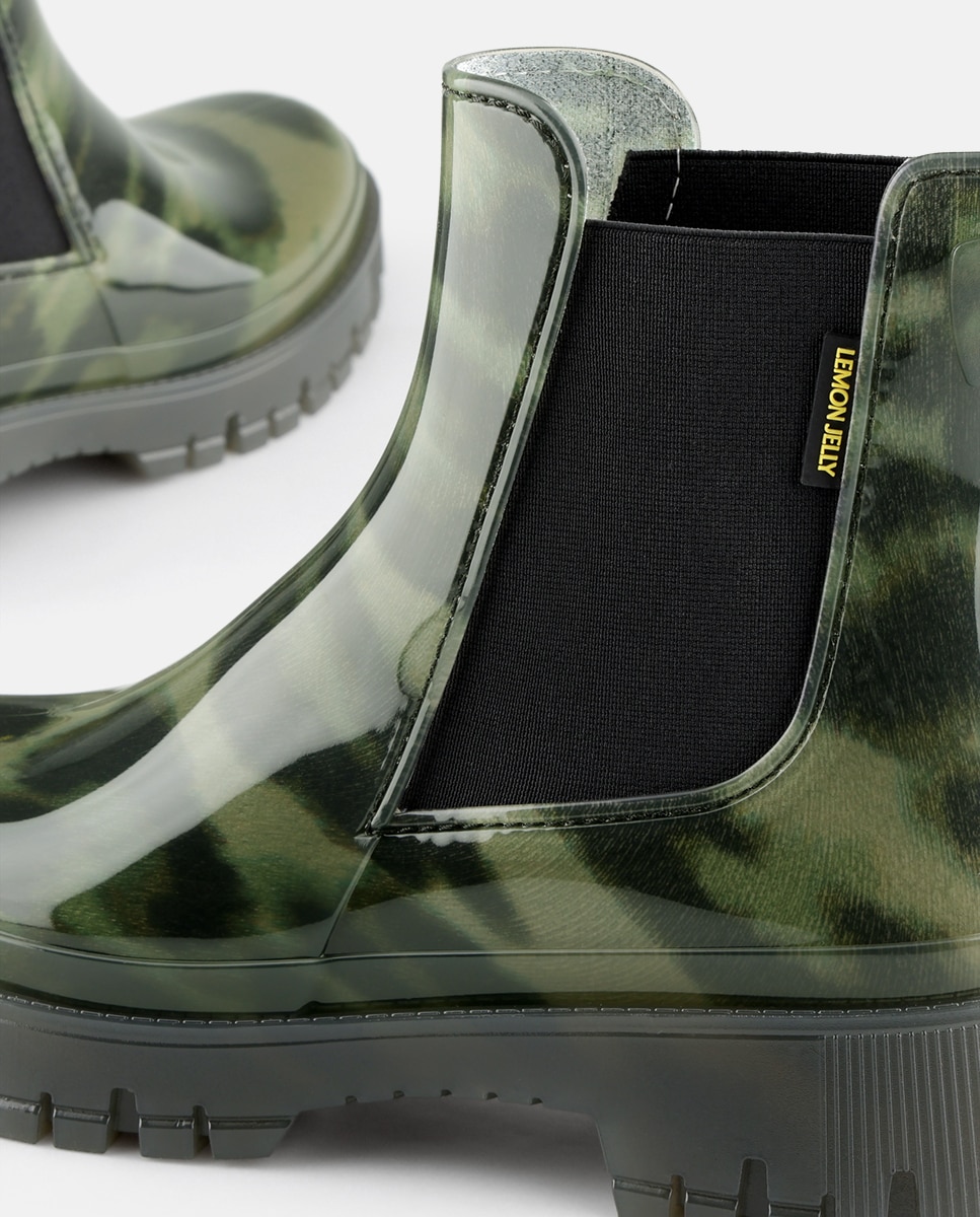 Botins Chelsea Vegan com Forro em Pelo Estampado ZURI em Verde Verde-4