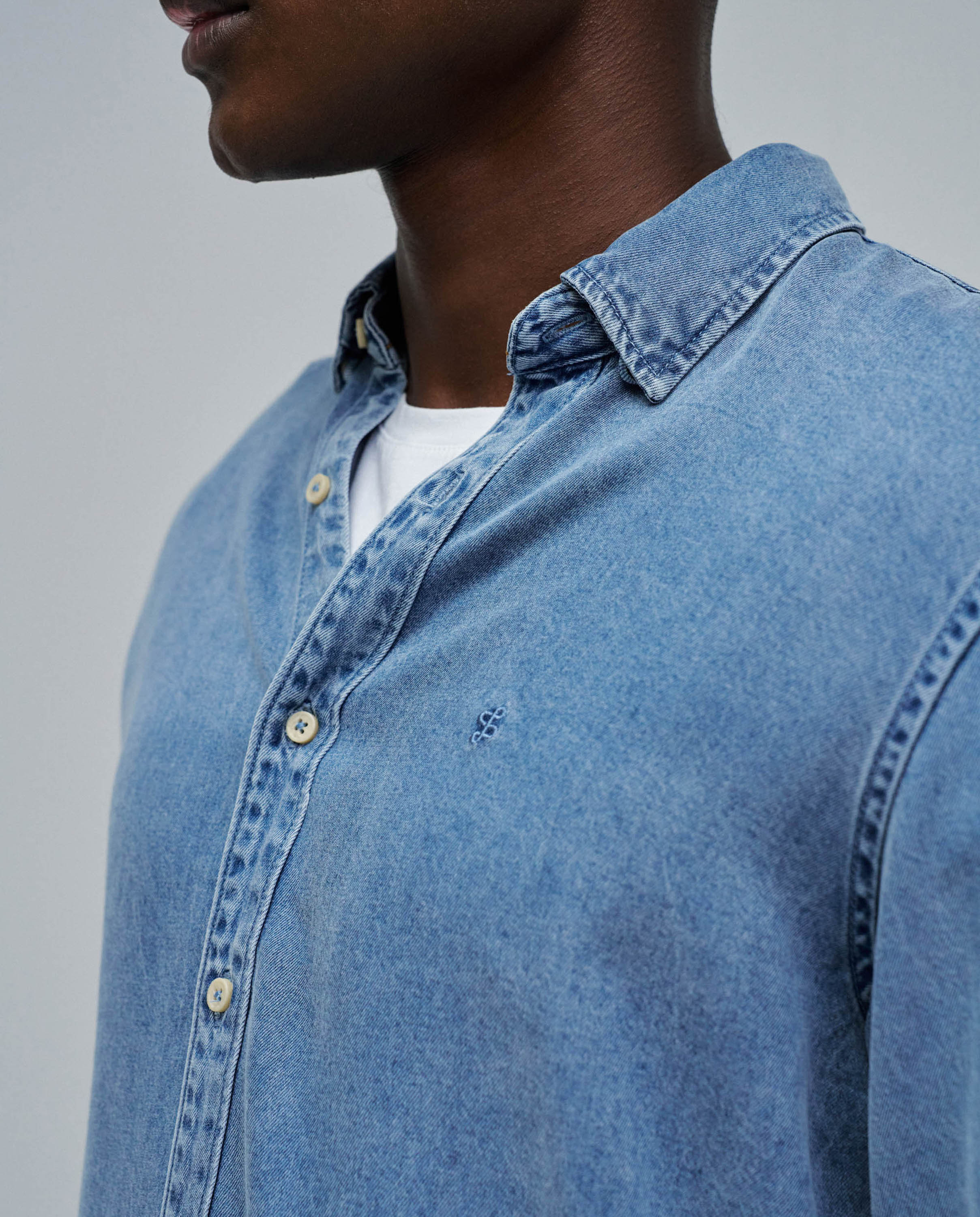 Camisa em Denim Leve Azul denim-4